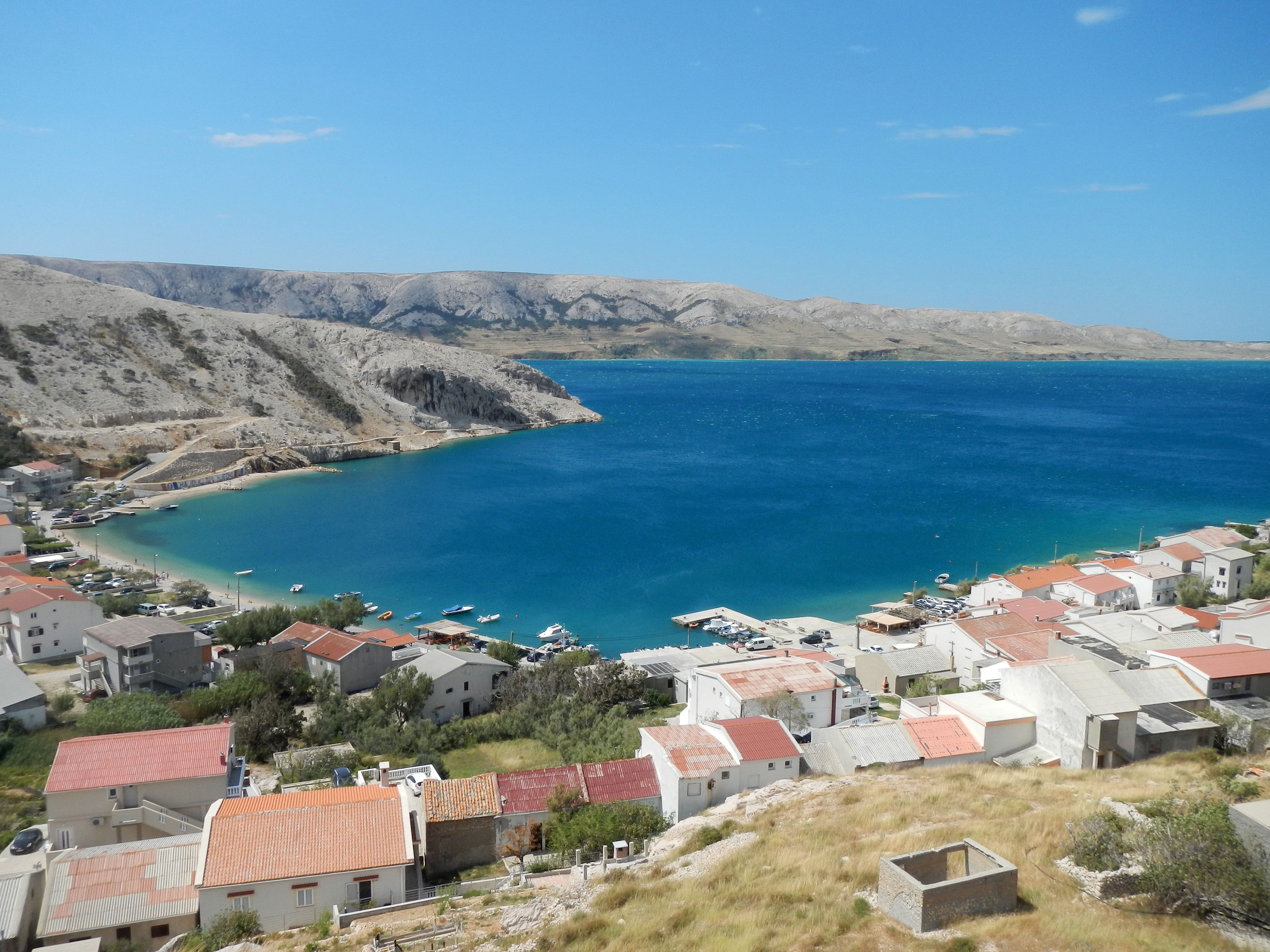 OTOK PAG  HRVASKI OTOKI  NARAVA  ZIVLJENJE OB MORJU APARTMAJI TURIZEM METAJNA ZALIV