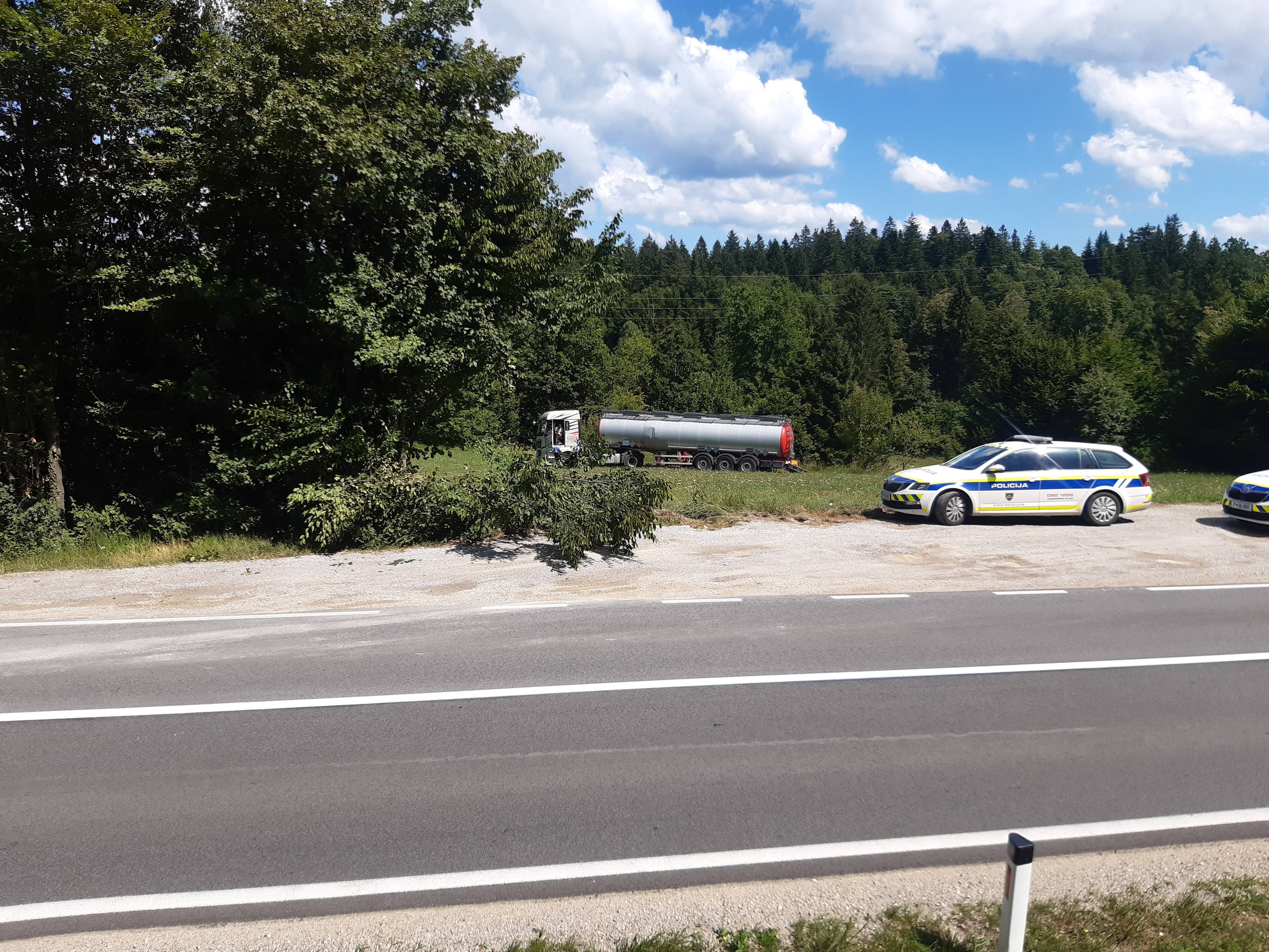 ribnica, kamion, cisterna, nesreča