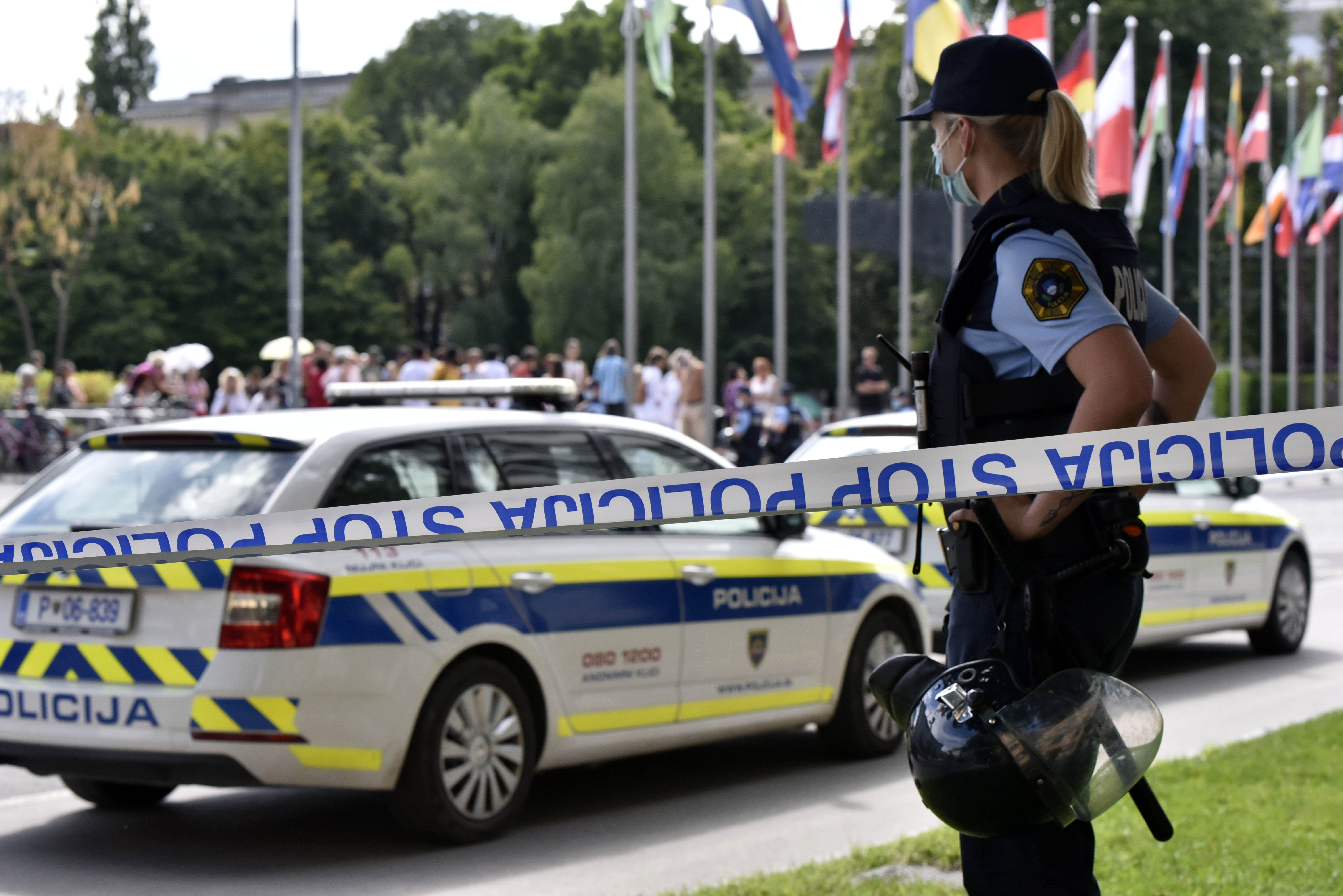 policija, DZ, parlament, protest, policista, policijski avto, policijski trak, policisti, napadi na poslance, pljuvanje
