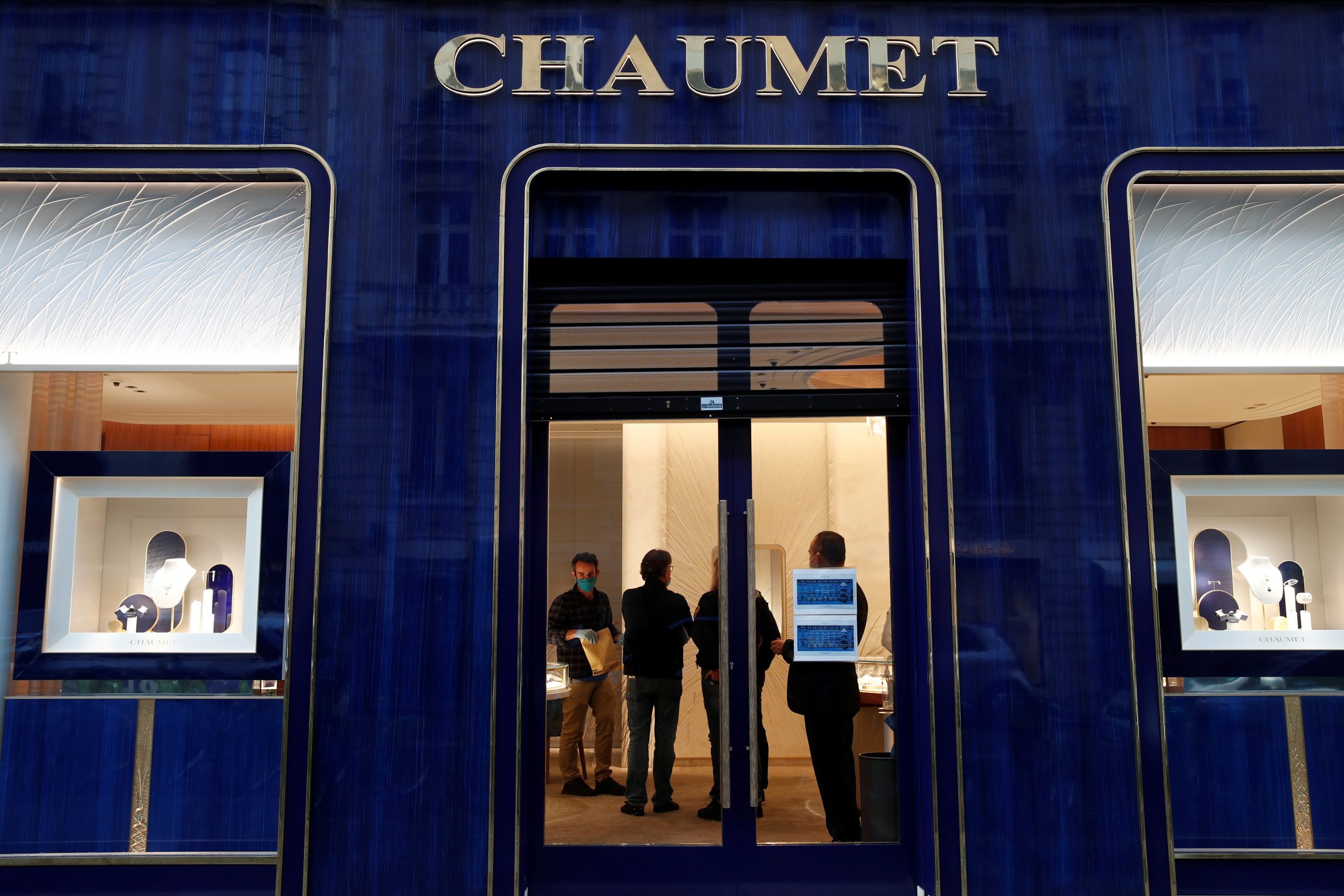 1627626012-2021-07-27T184550Z_281400787_RC26TO9OG7EV_RTRMADP_3_FRANCE-ROBBERY-CHAUMET-scaled.jpg