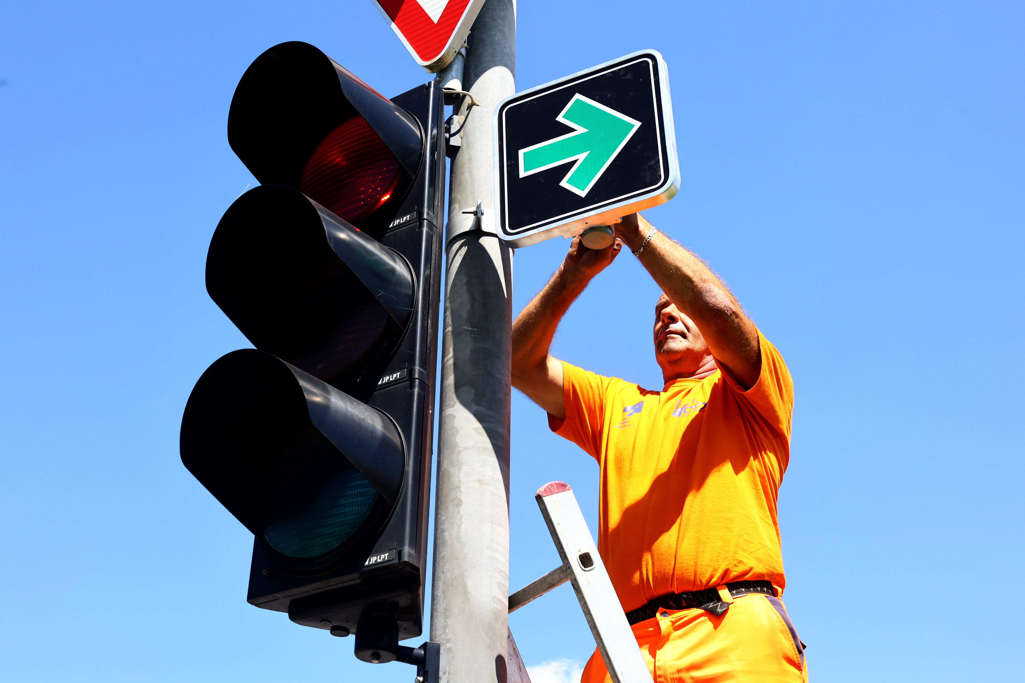 Zavijanje v desno pri rdeči luč