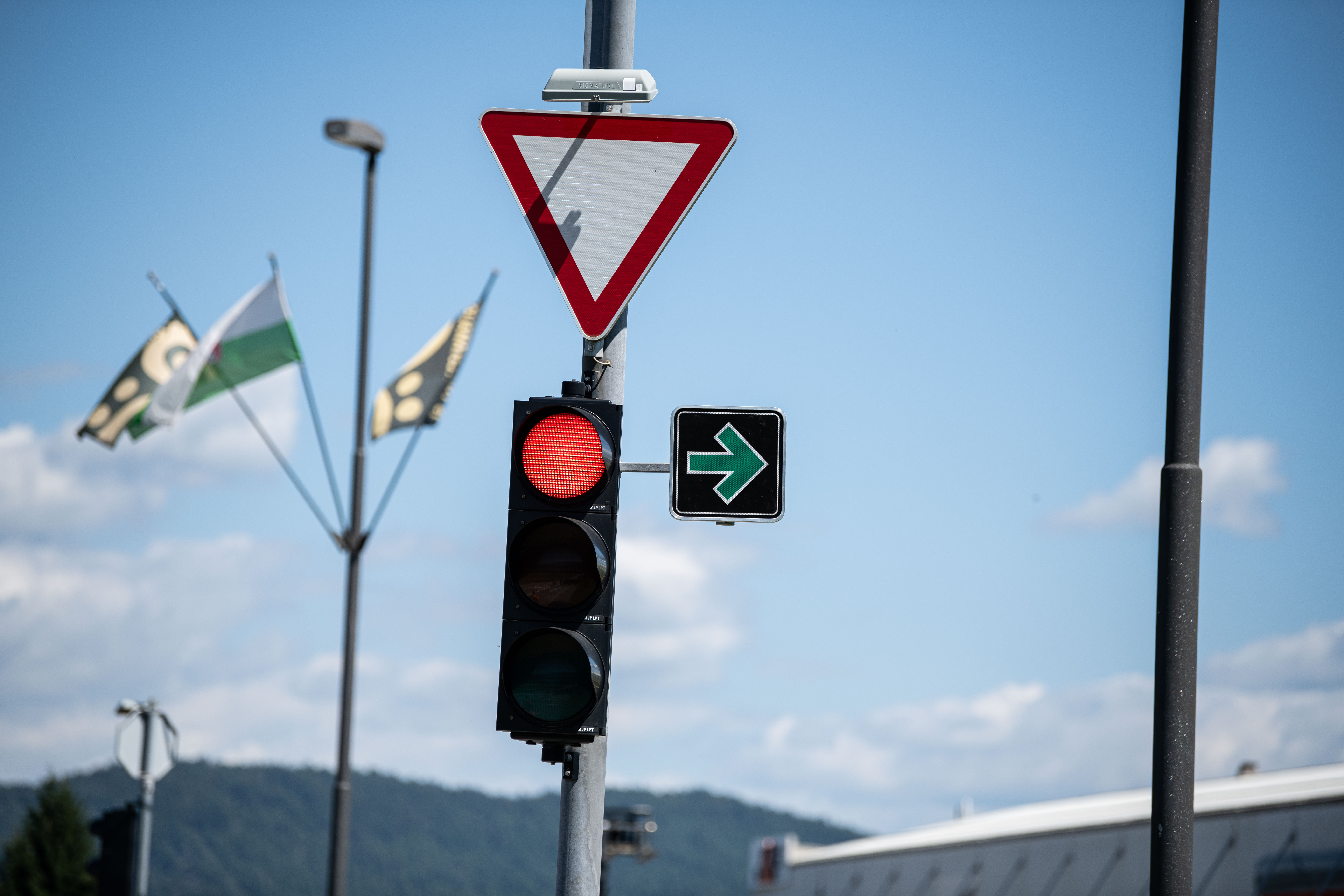 zavijanje desno pri rdeči