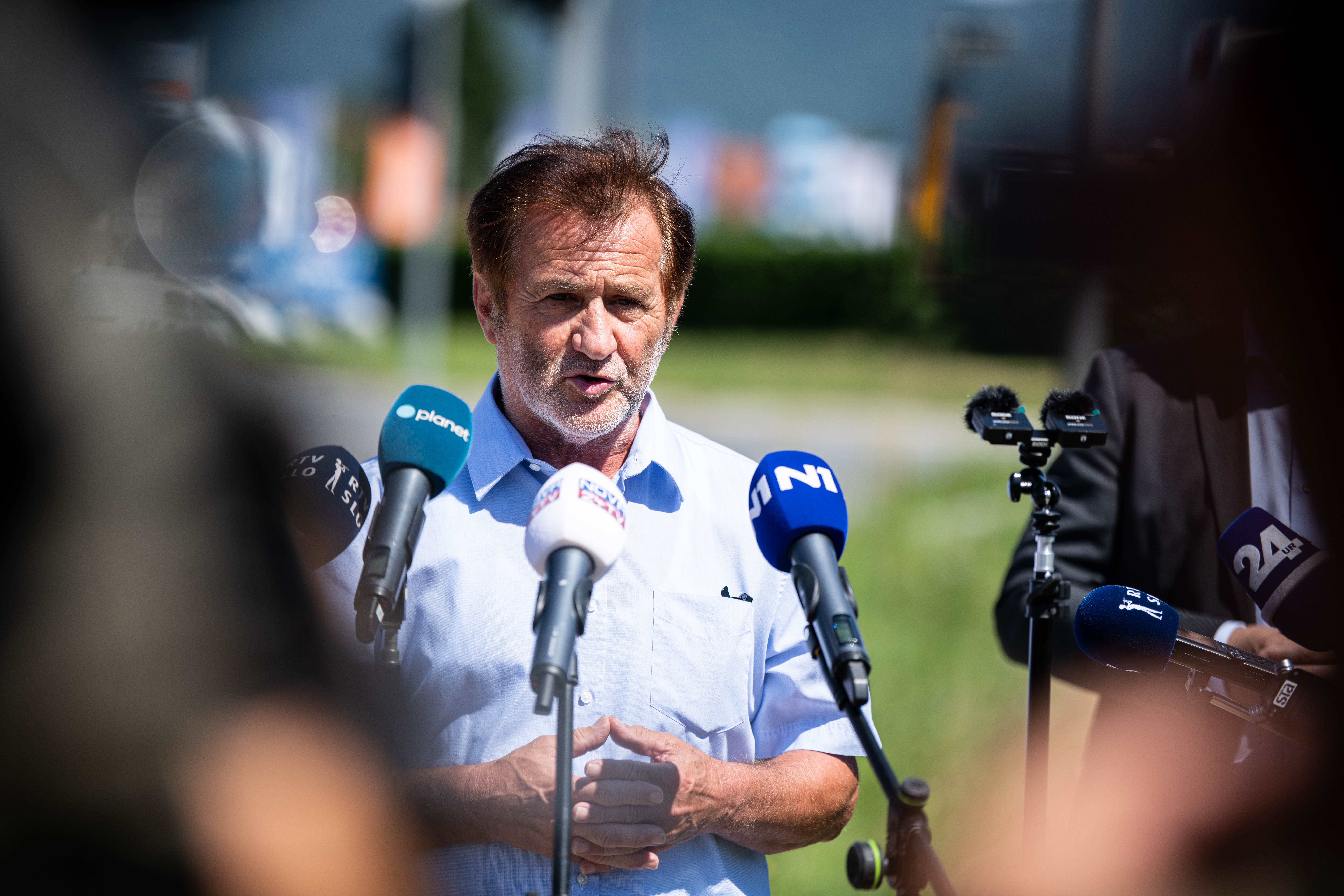 zavijanje desno pri rdeči, Jože Hribar