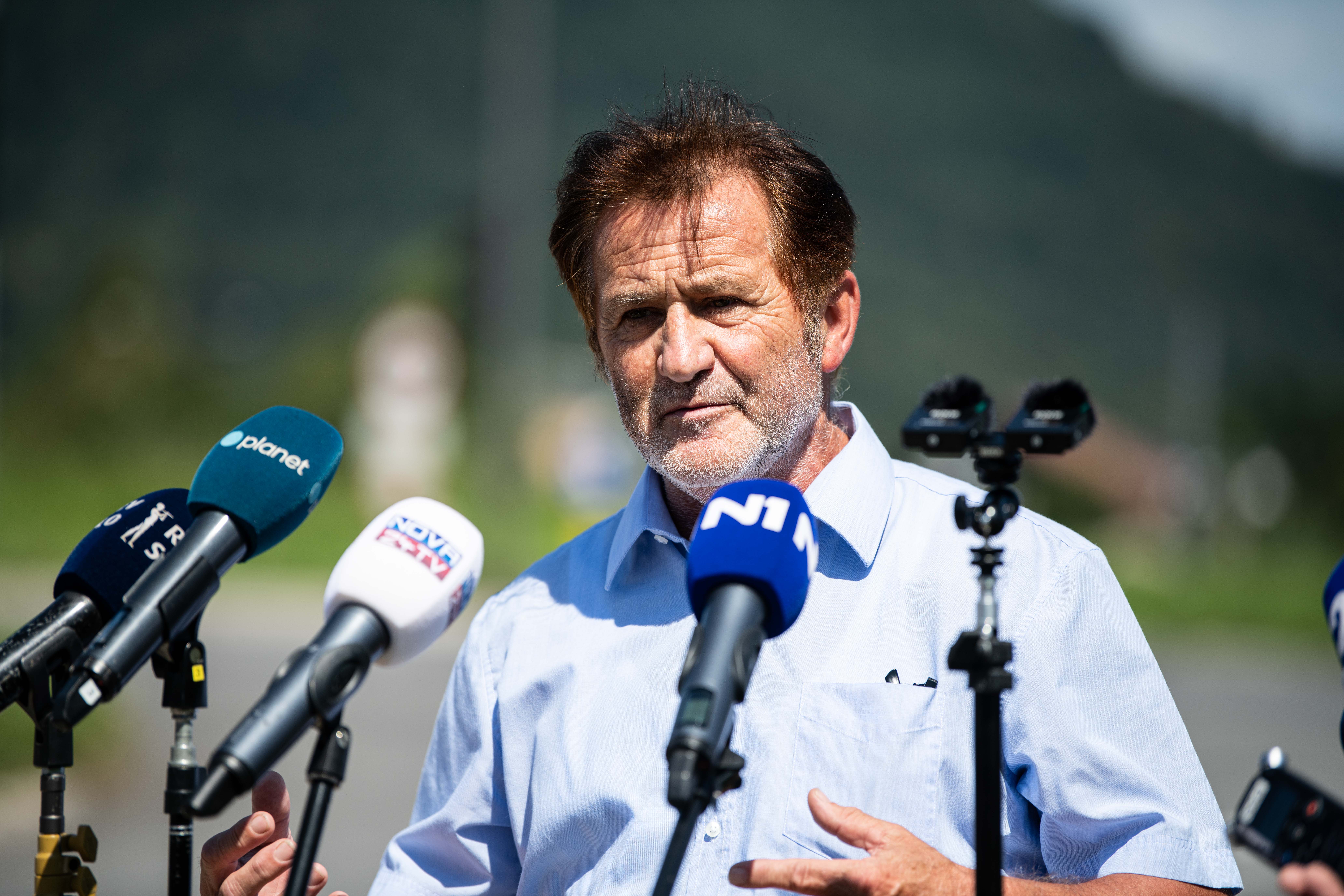 zavijanje desno pri rdeči, Jože Hribar