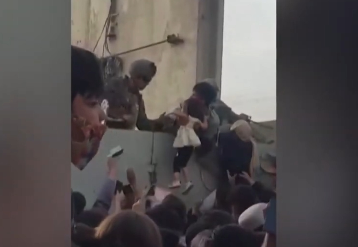 kabulsko letališče, posnetek deklice