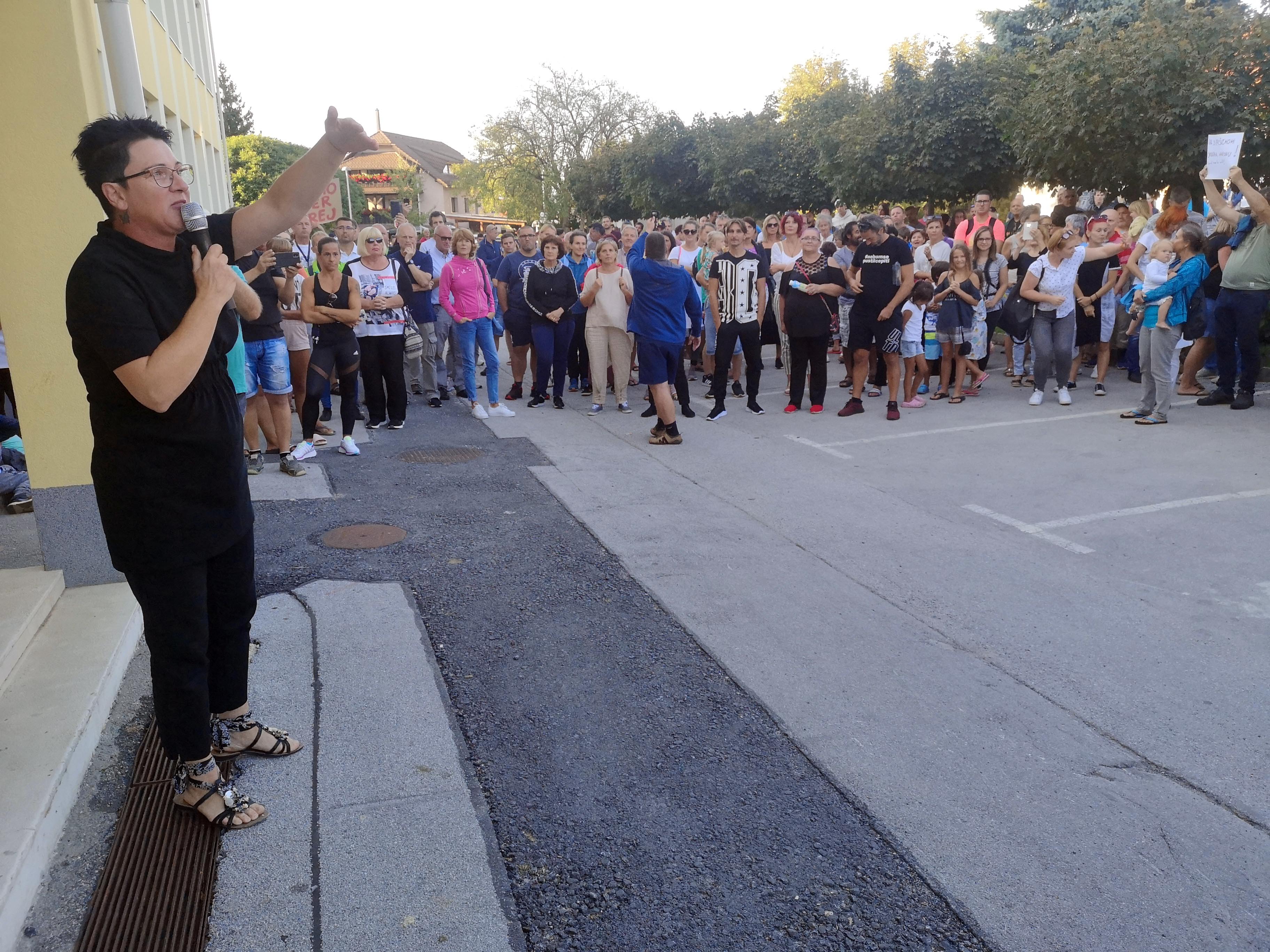 protest, Prebold, ravnatelj