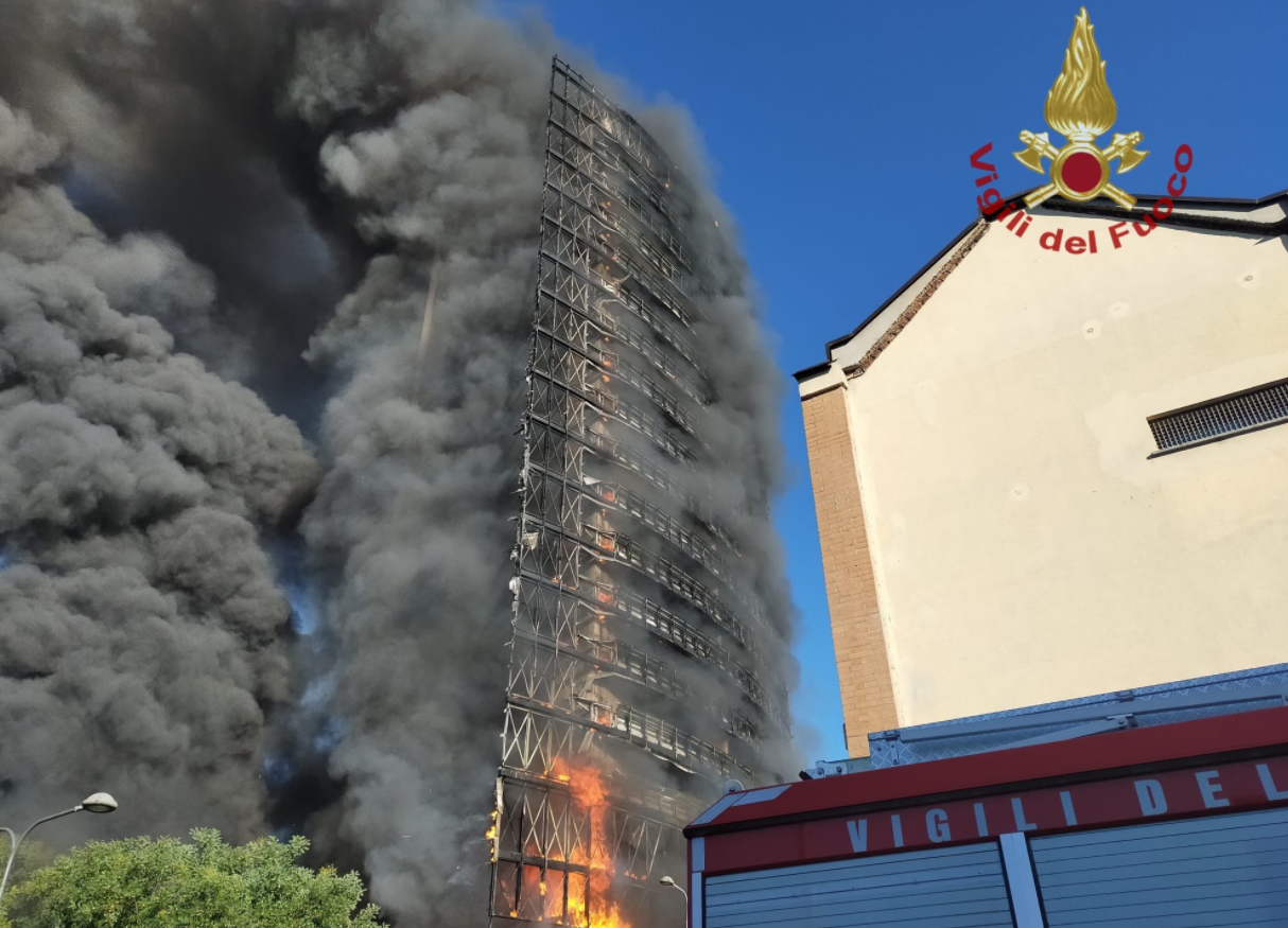 Milano, Italija, požar, nebotičnik