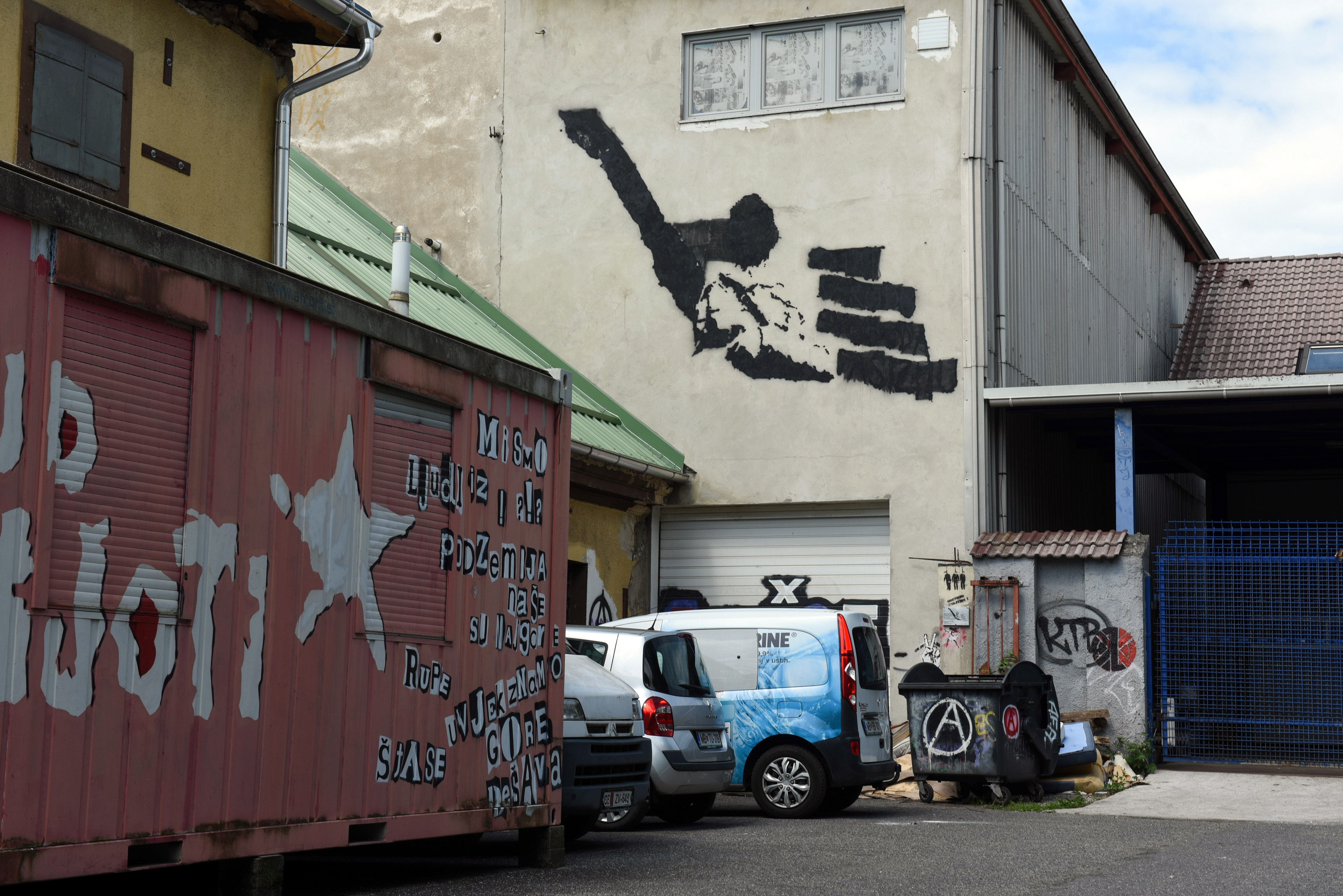 Grafit in spominska plošča JJ