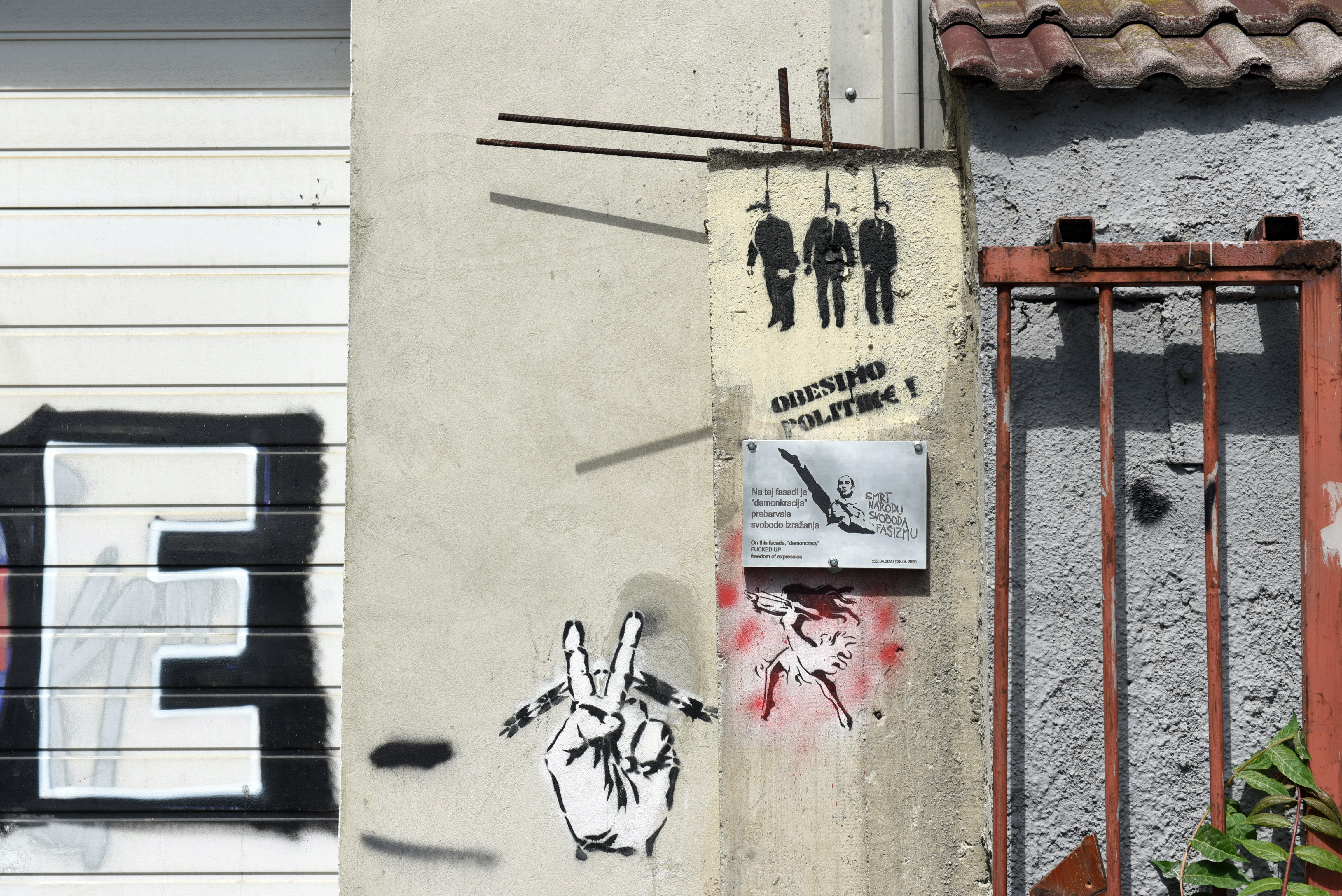 Grafit in spominska plošča JJ