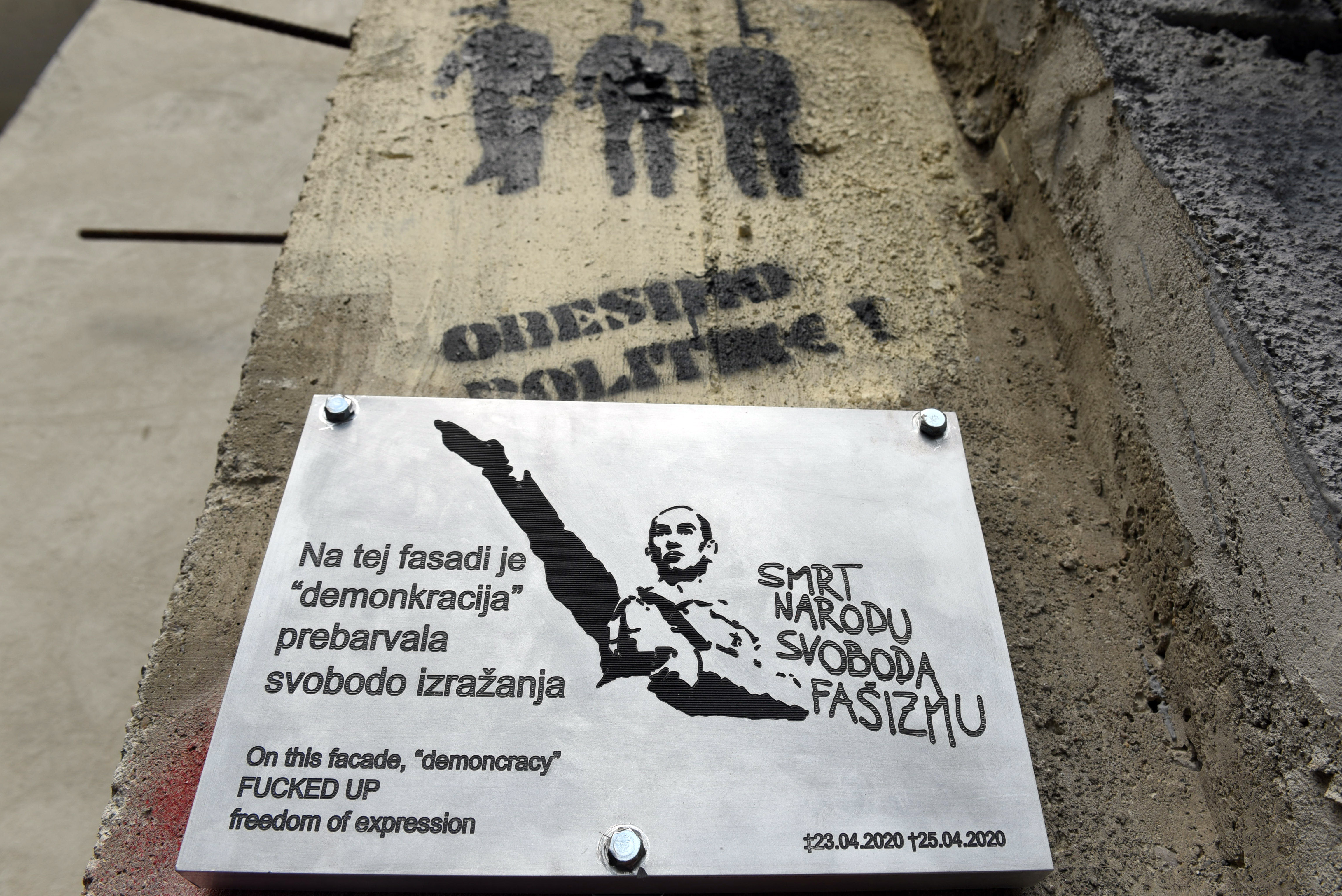 Grafit in spominska plošča JJ