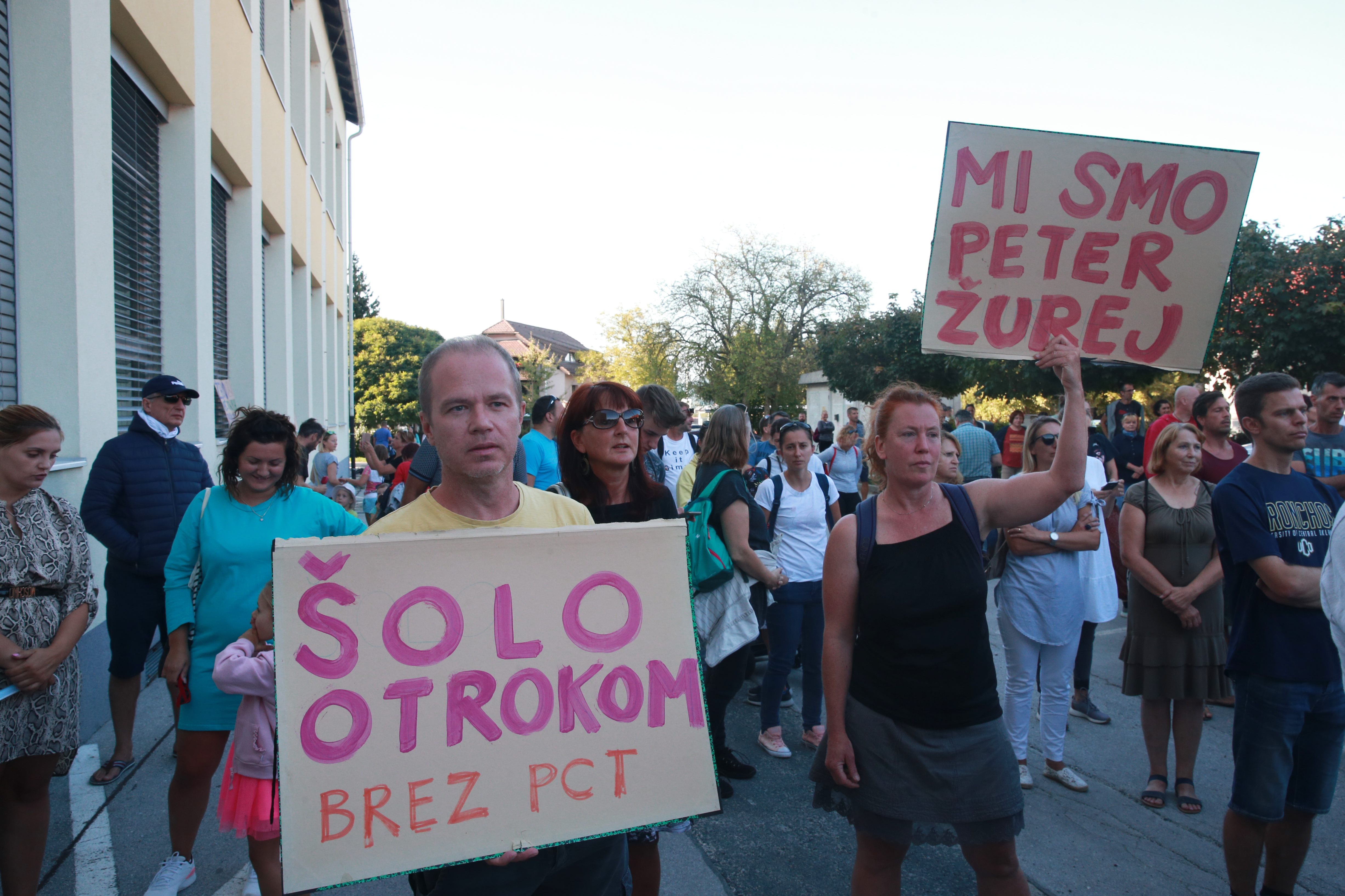 Protest v podporo ravnatelju