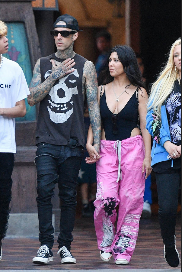 1631095112-Kourtney-Kardashian-in-Travis-Barker.png