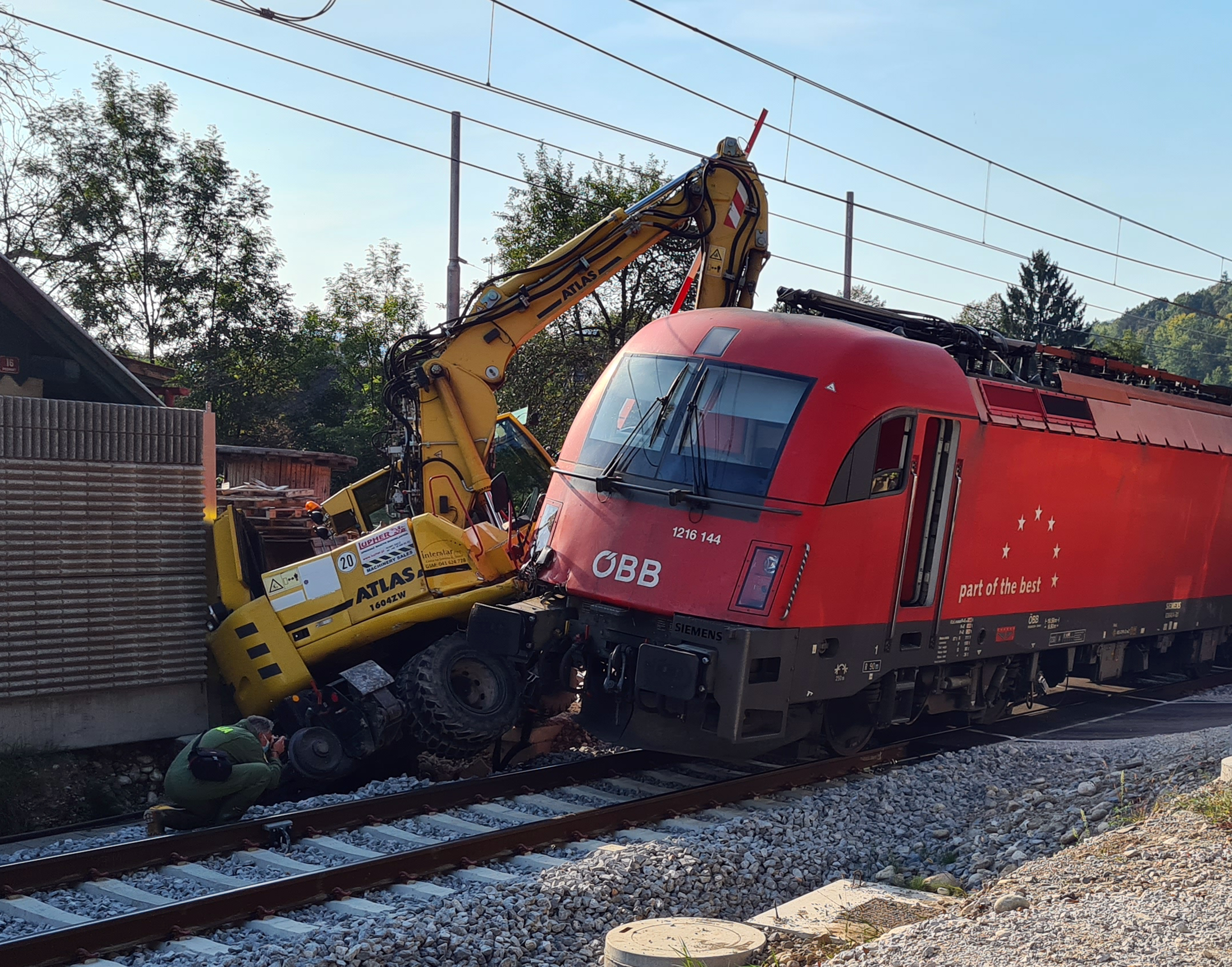 železniška nesreča, potniški vlak, bager