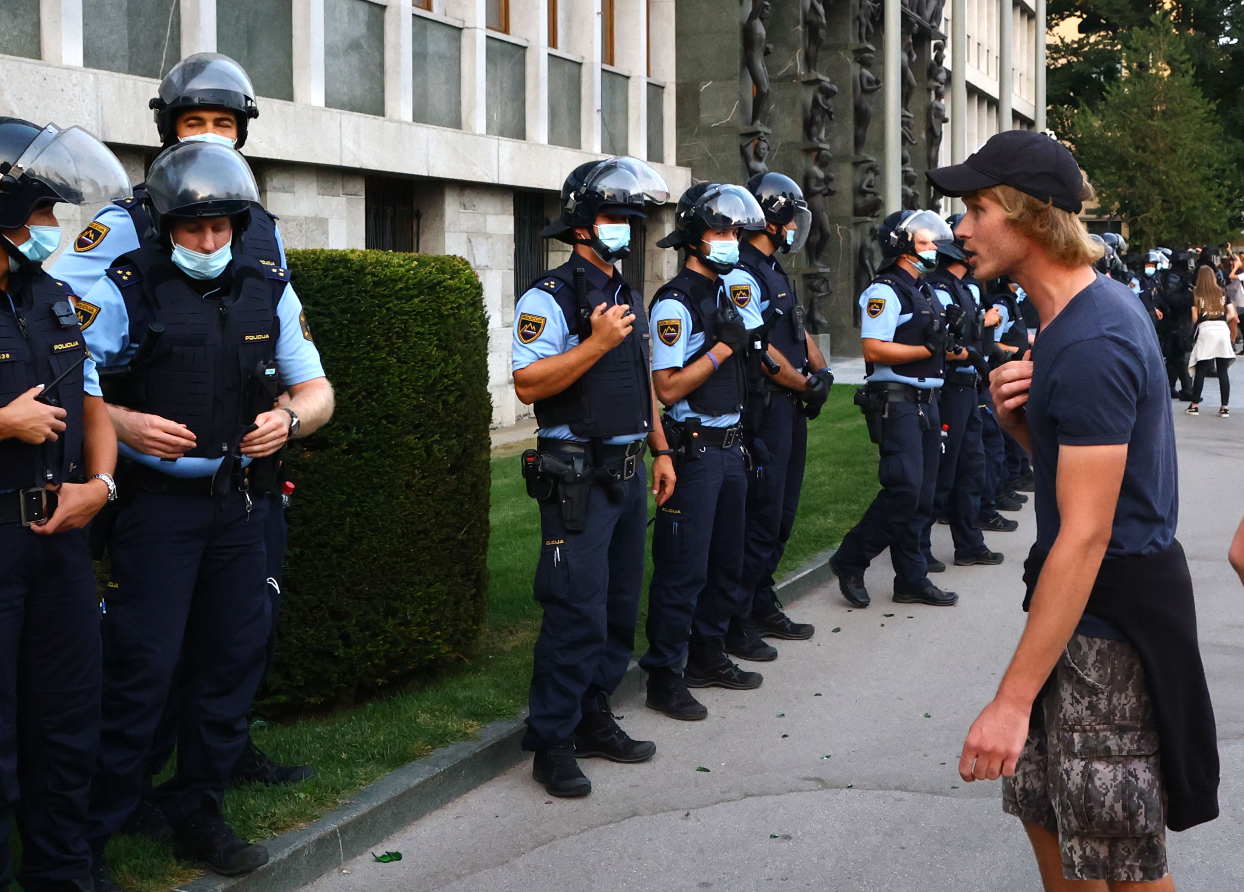 Protest proti vladnim ukrepom, shod