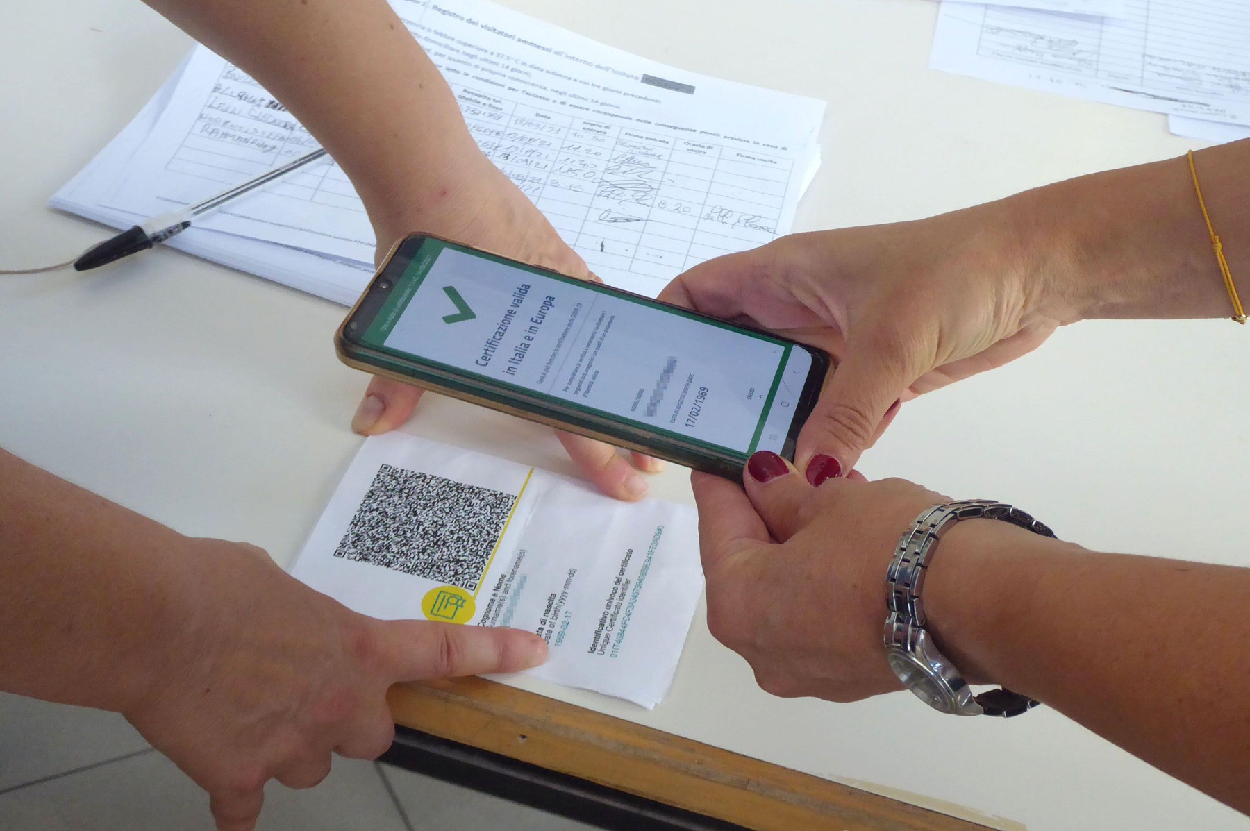 Italy, Tuscany region, Arezzo, September 15, 2021 : Covid 19 emergency, the first day of school. The reopening of schools, after a period of summer holiday, in the picture covid pass certificate control (green pass)Photo © Daiano Cristini/Sintesi/Alamy