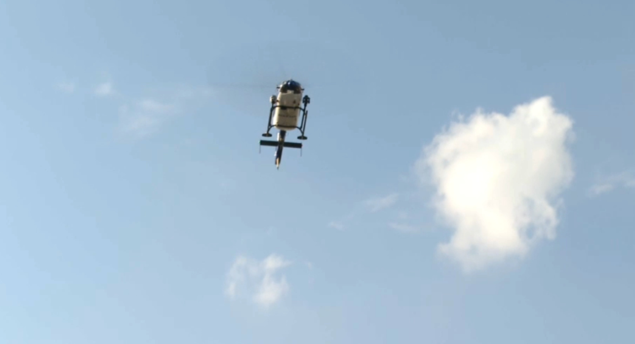 policija ukazuje iz helikopterja