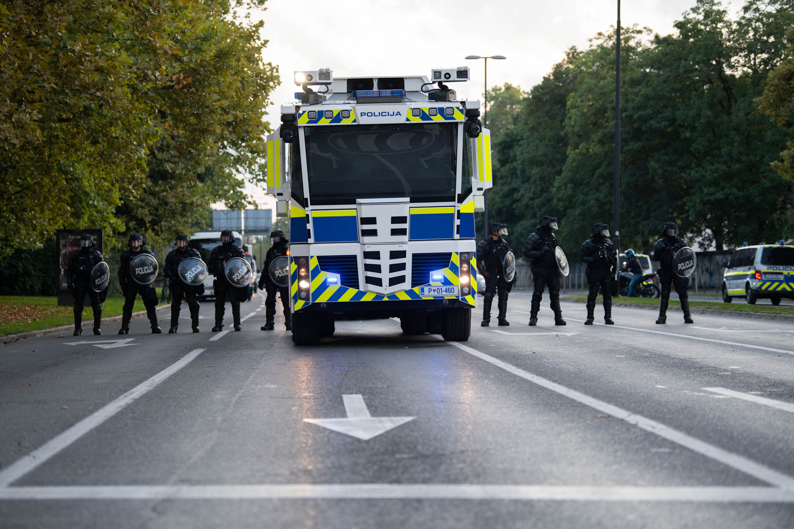 Protesti 29. 09. 2021, vodni top, policija