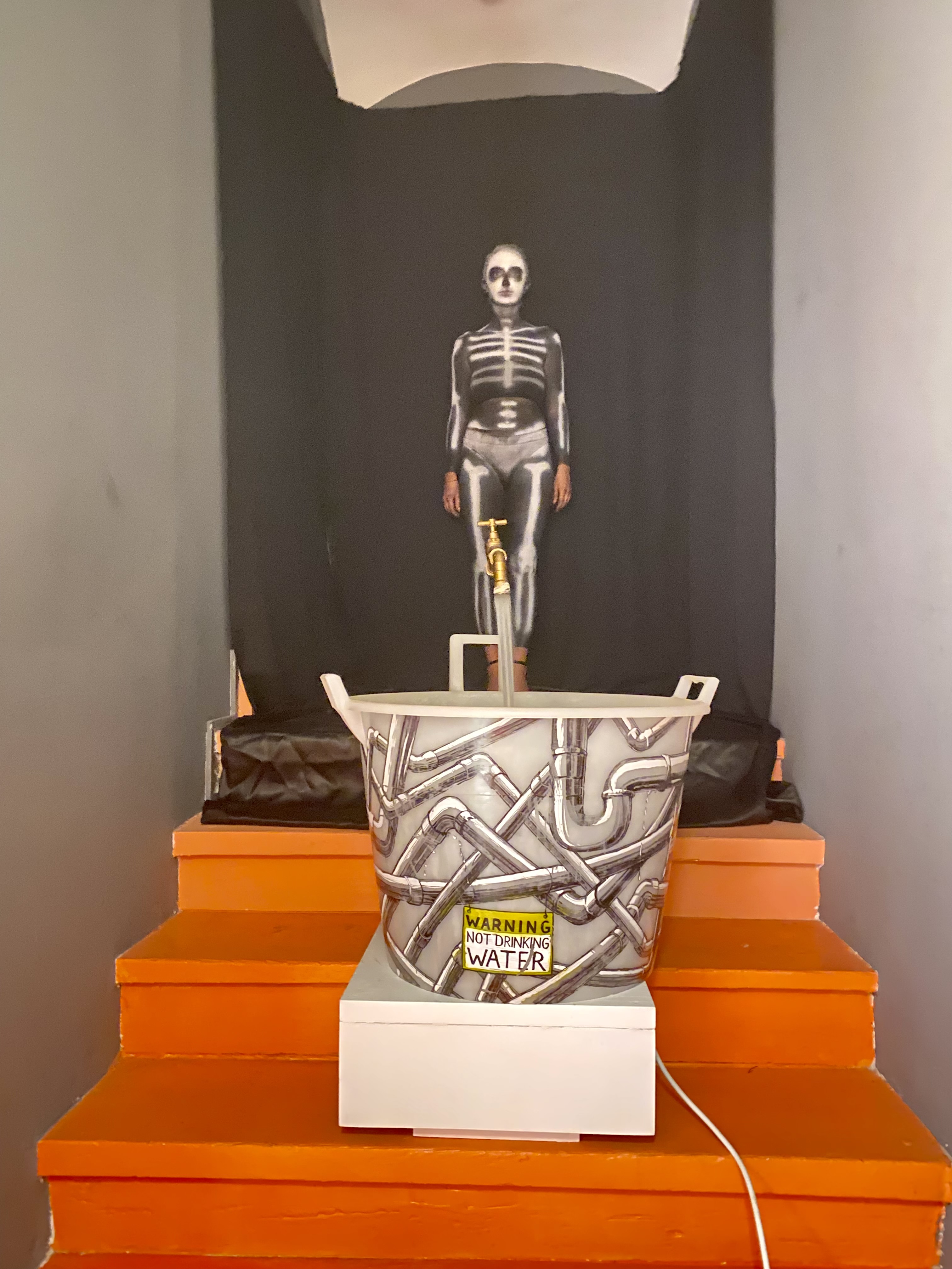 V temi se je dekle zlilo z okolico. (Vir: N1)