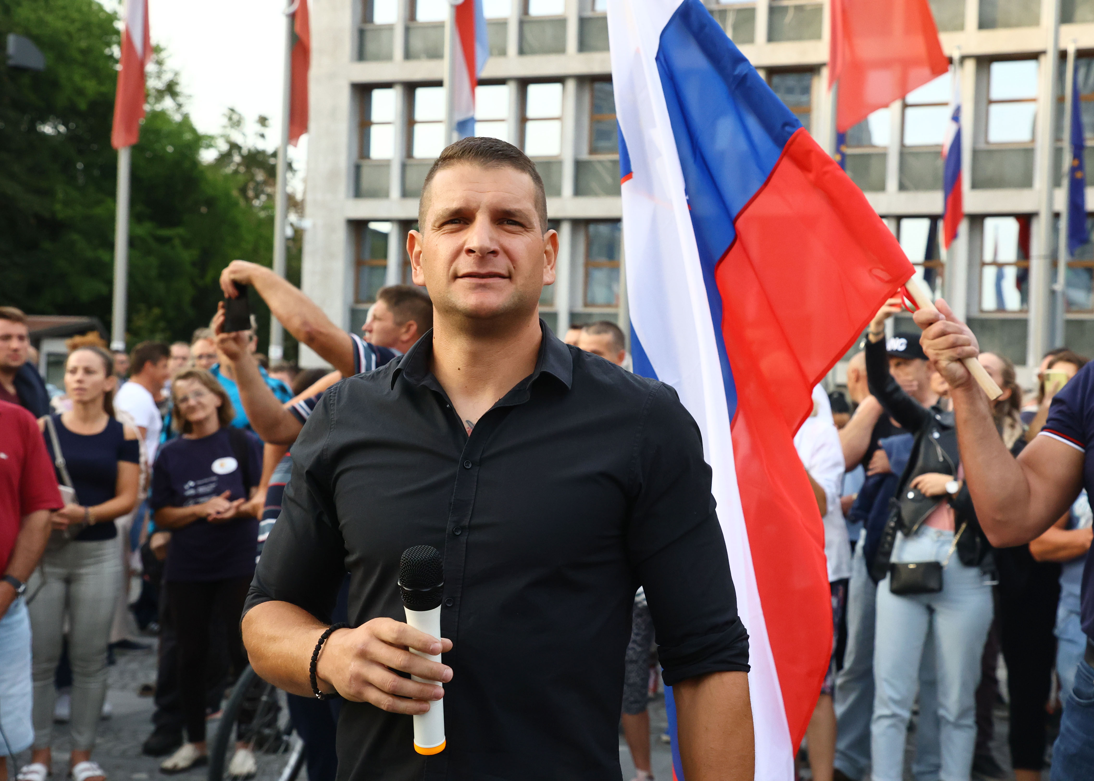 Protest proti vladnim ukrepom