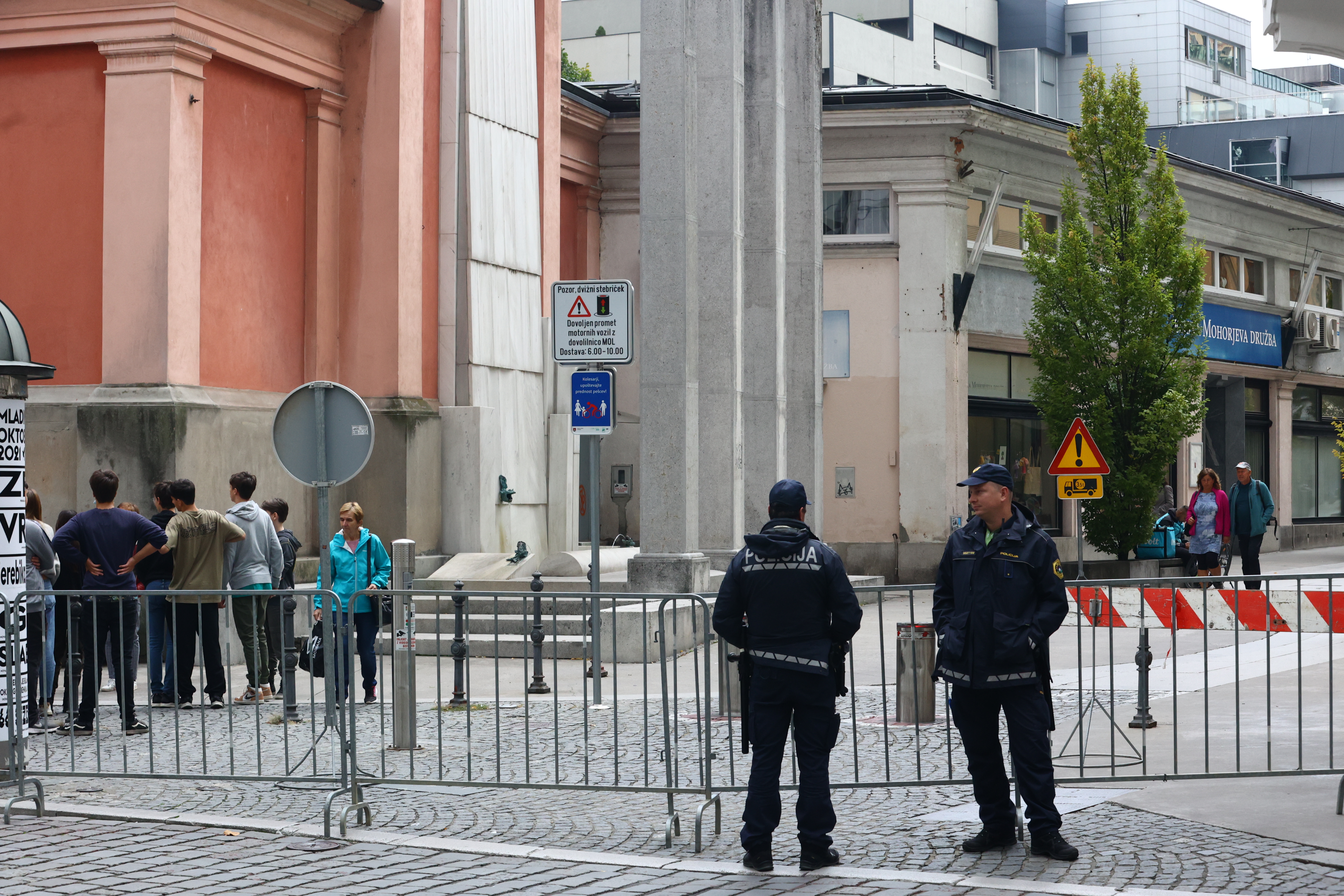 prepoved gibanja, policisti