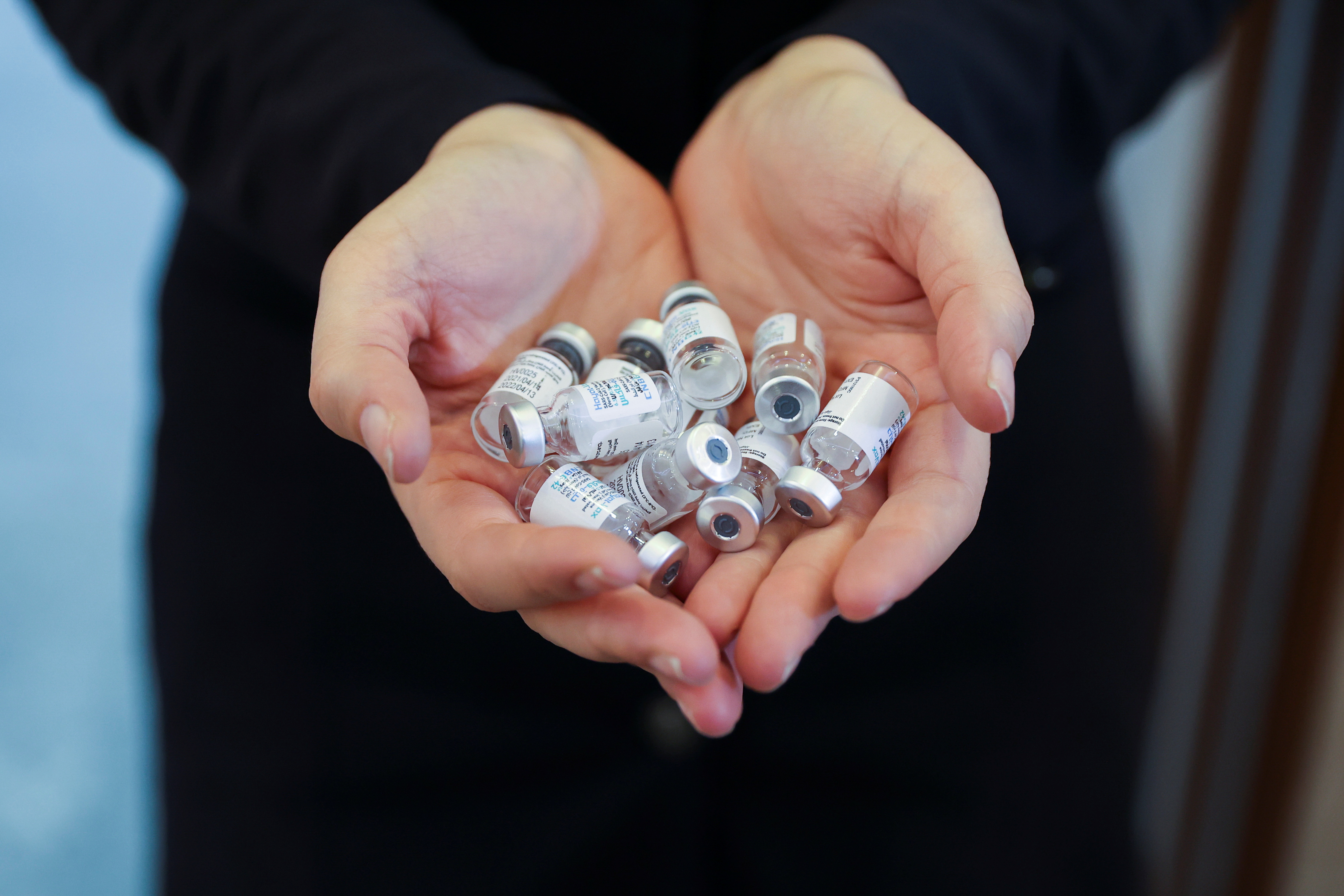 cepivo A medical worker holds vials of a coronavirus disease (COVID-19) vaccine at a school in Tehran