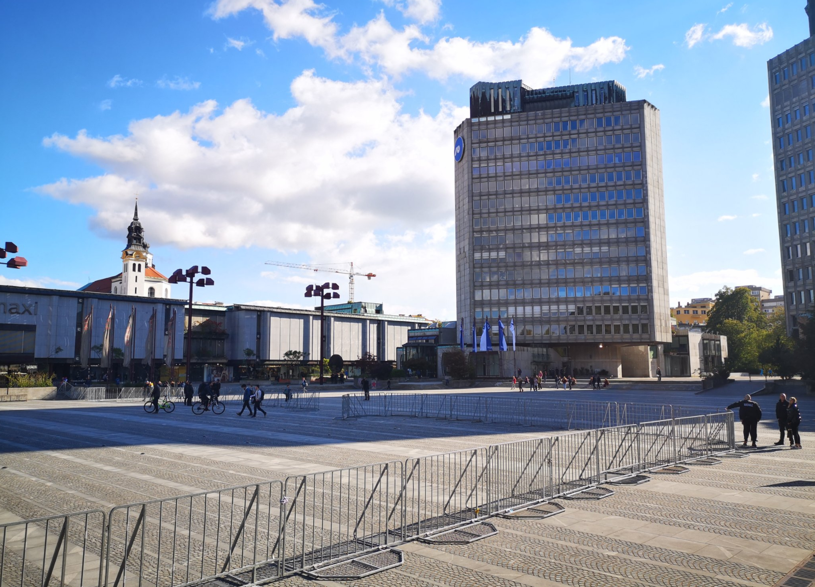 Trg republike, protest, ograja