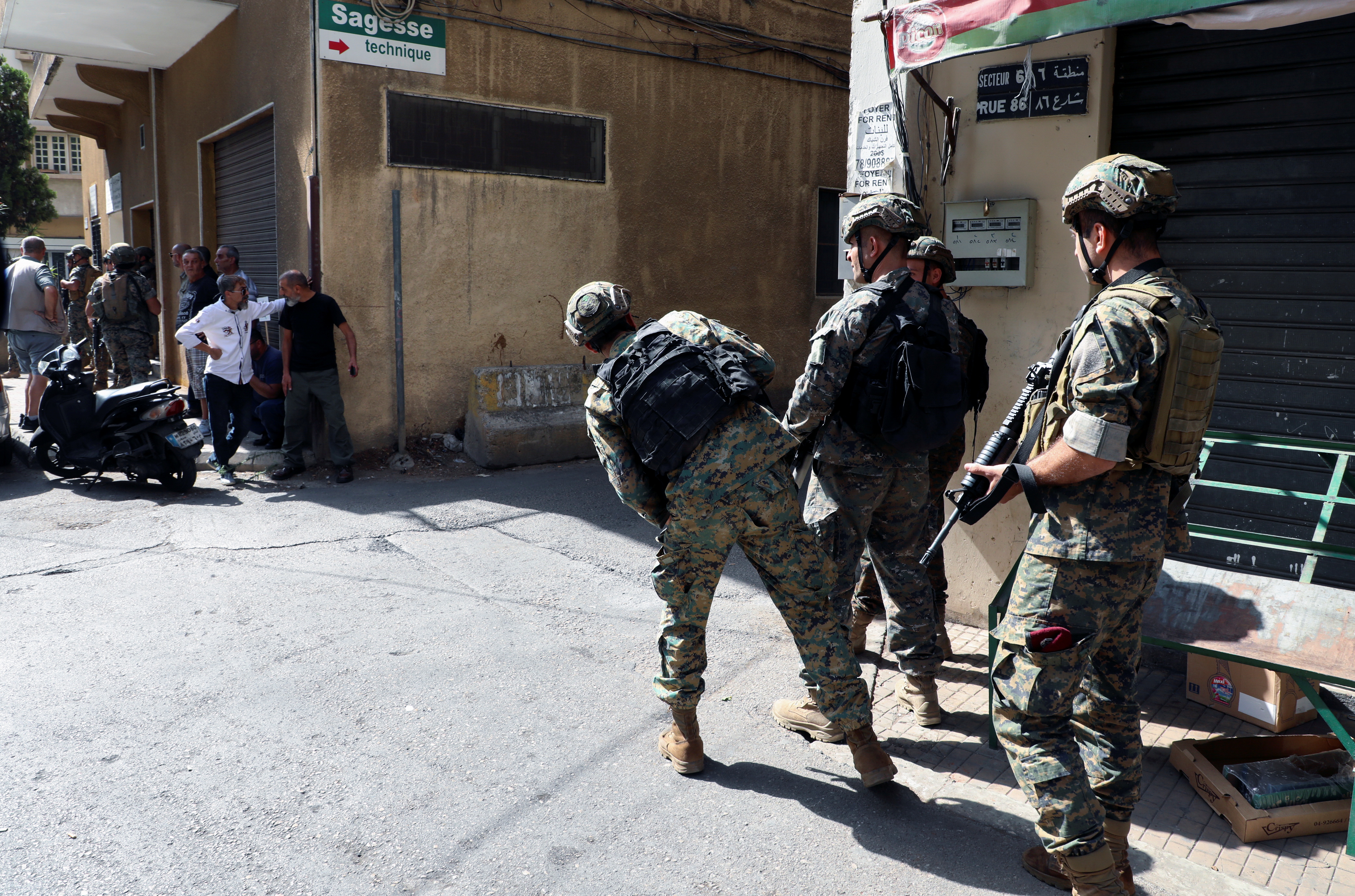 Vojska patrulira po ulicag Bejruta