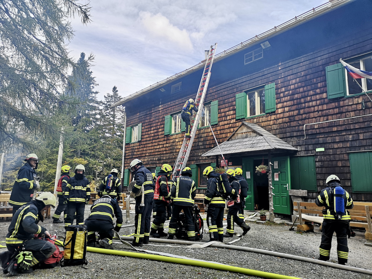 gasilska vaja, požar, planinska koča, gasilci
