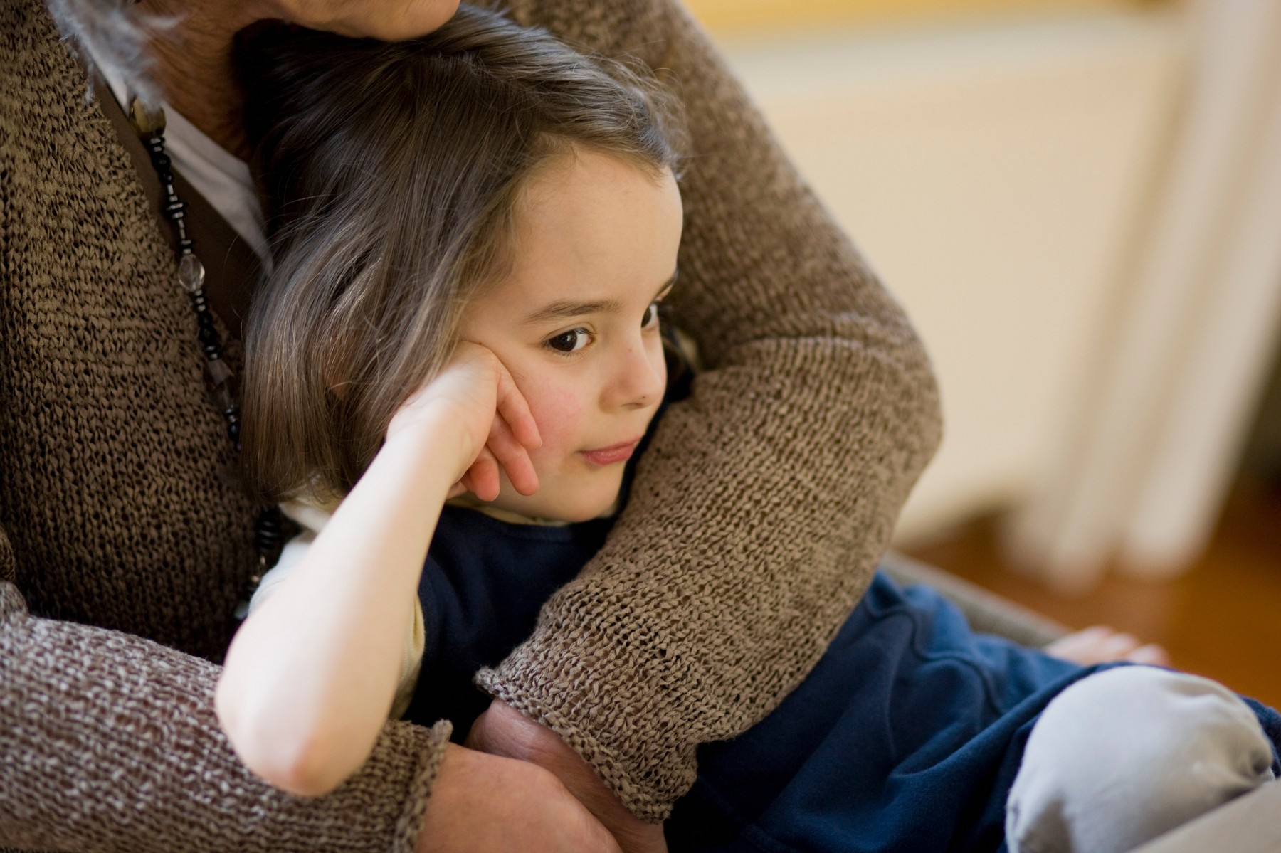 babica, vnučka, objem