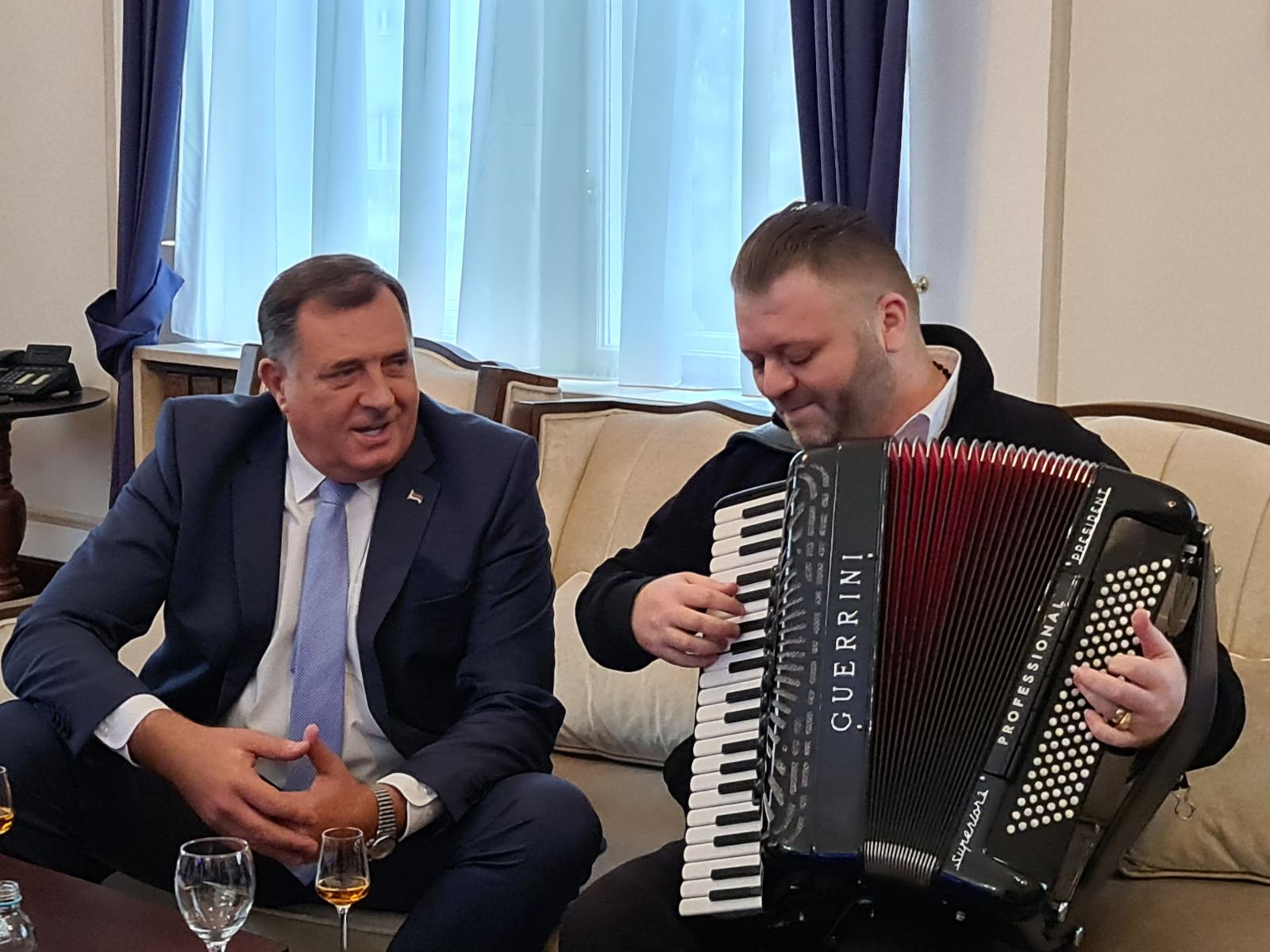 Milorad Dodik in harmonikar