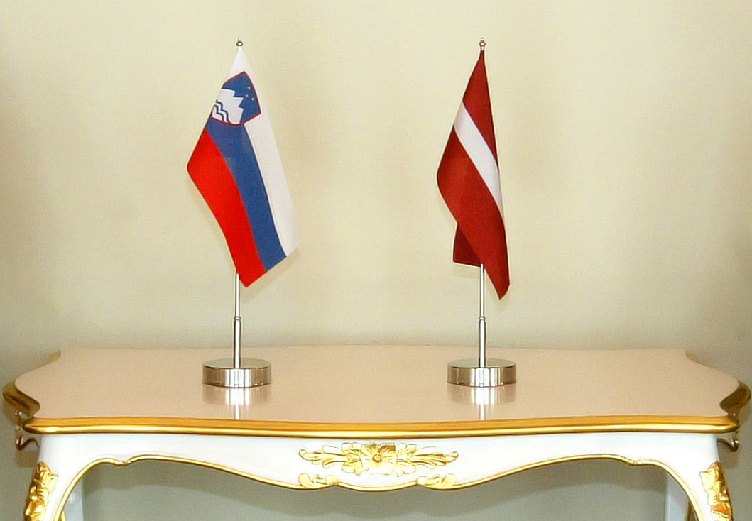 slovenija latvija zastava