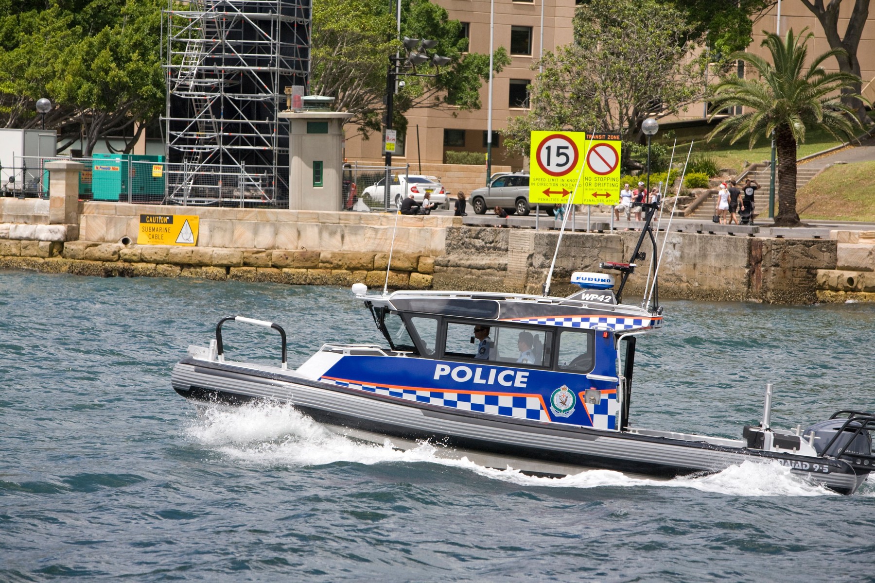 Avstralska policija na čolnu