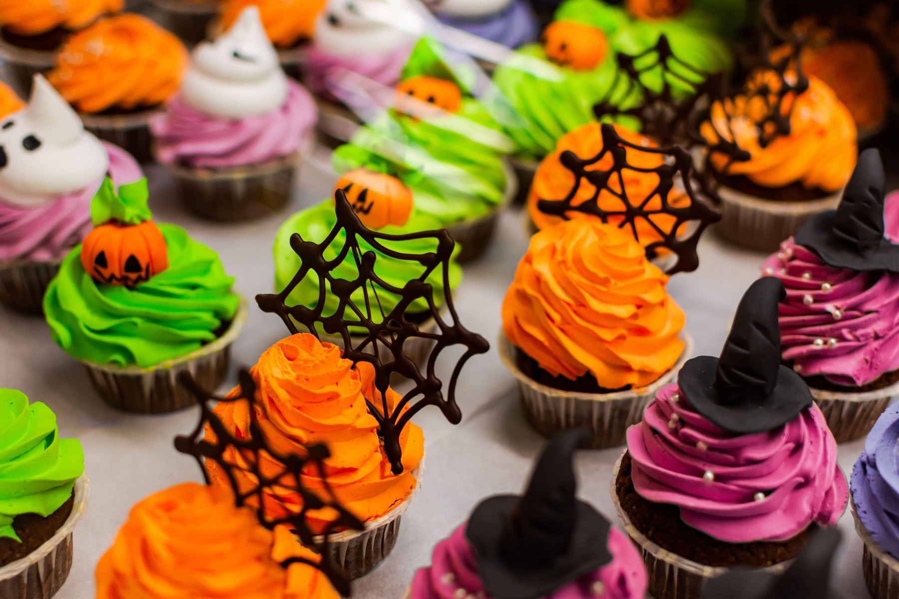 noč čarovnic, Halloween, peka, pisani mafini, kolački