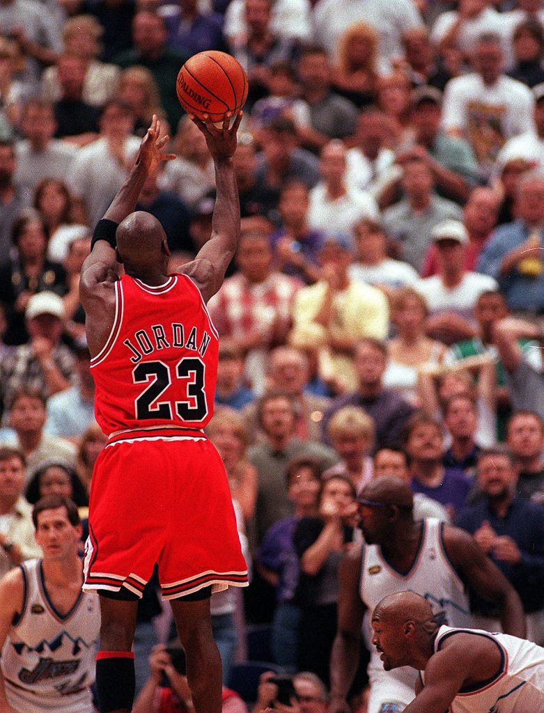 1635156211-michael-jordan-superge-avkcija-4-781x1024.jpg