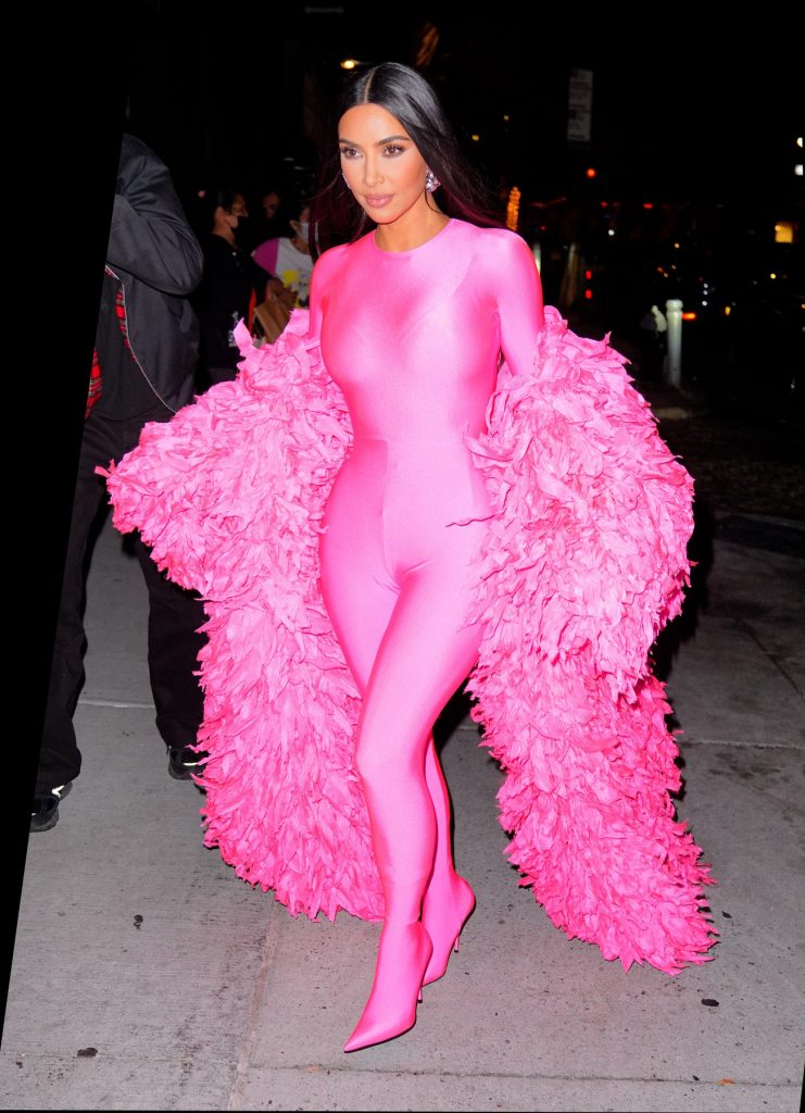 1635238565-kim-kardashian-monosuit-741x1024.jpg