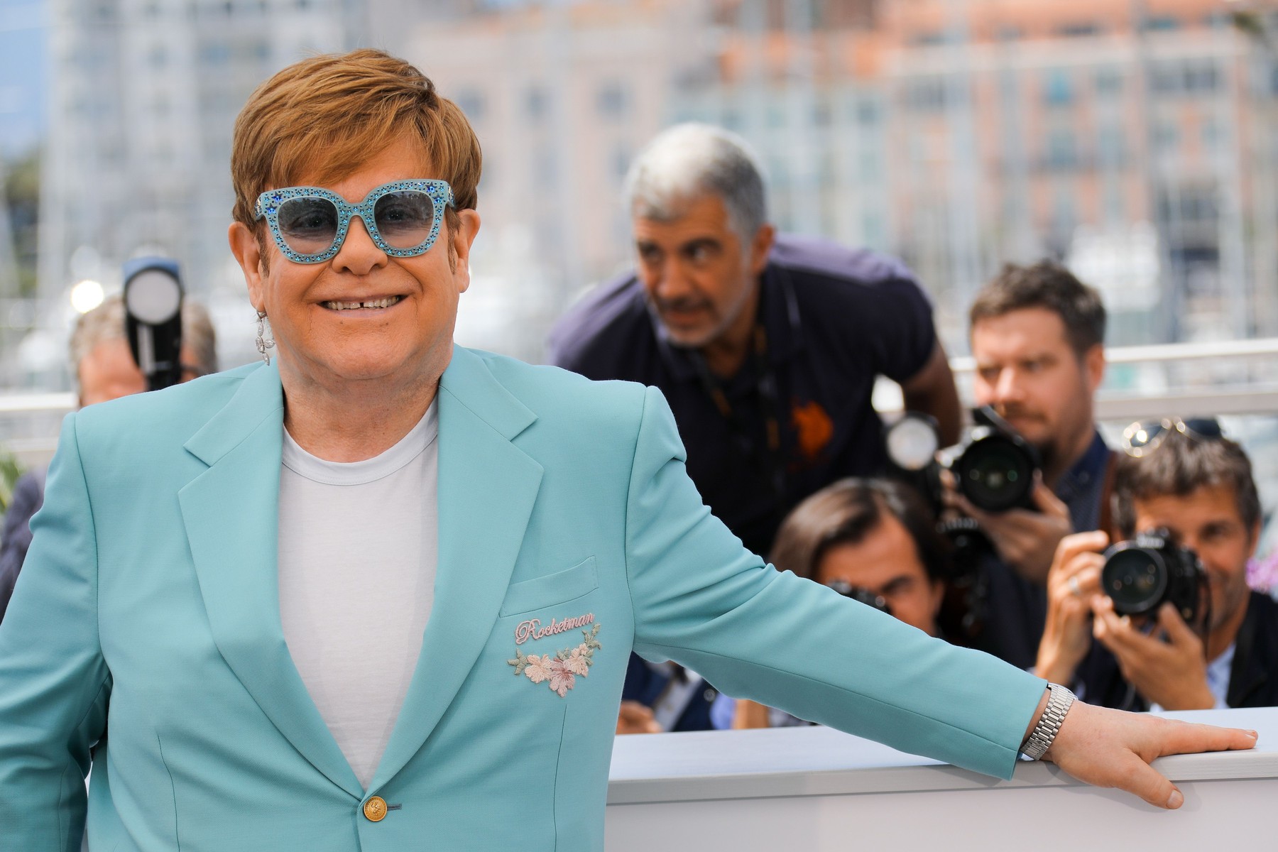 Elton John, pop pevec, zvezdnik, operacija kolka