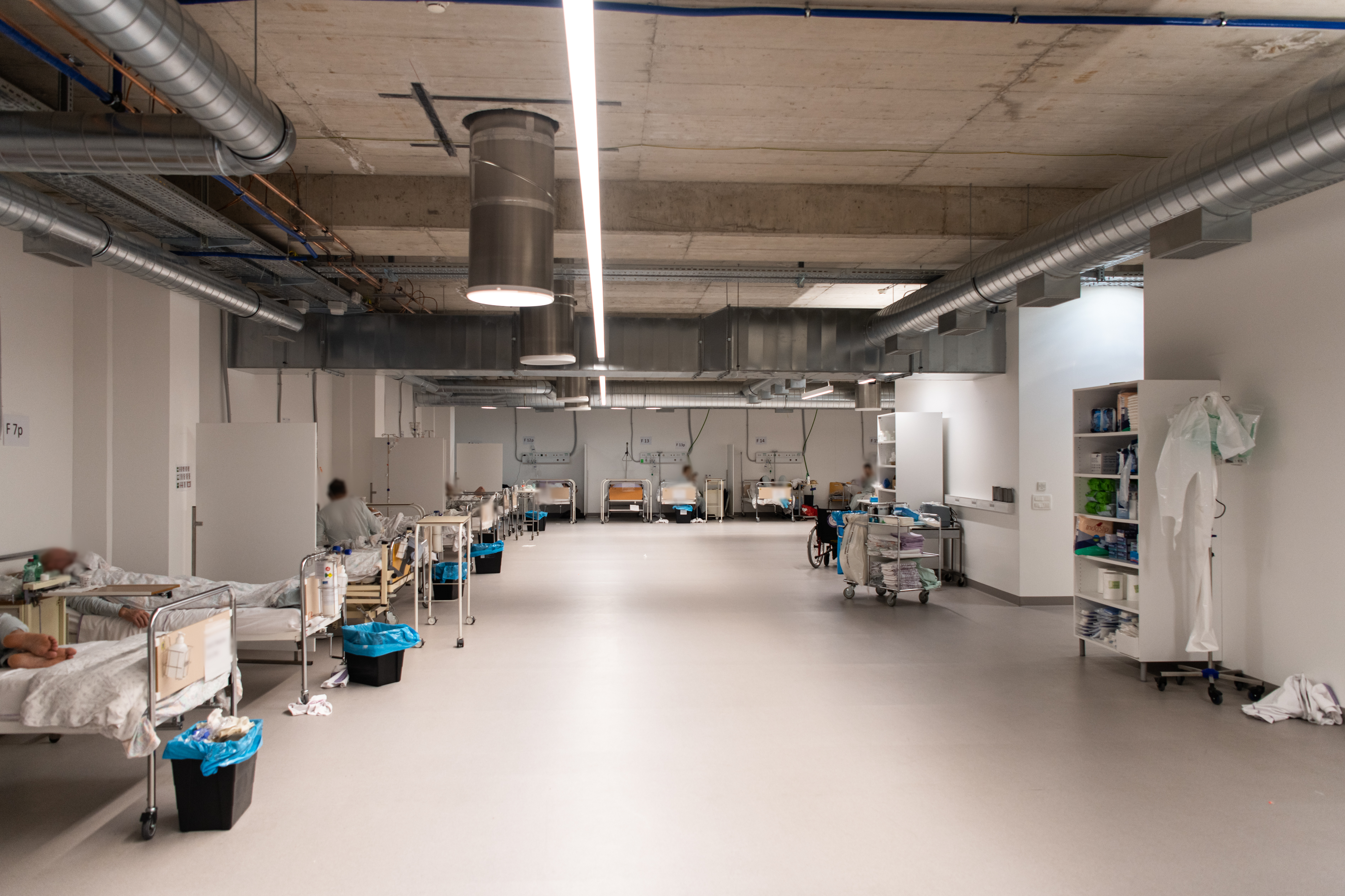 covid-19, bolnišnica, bolniške postelje