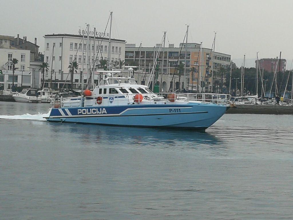 policijski čoln, p-111