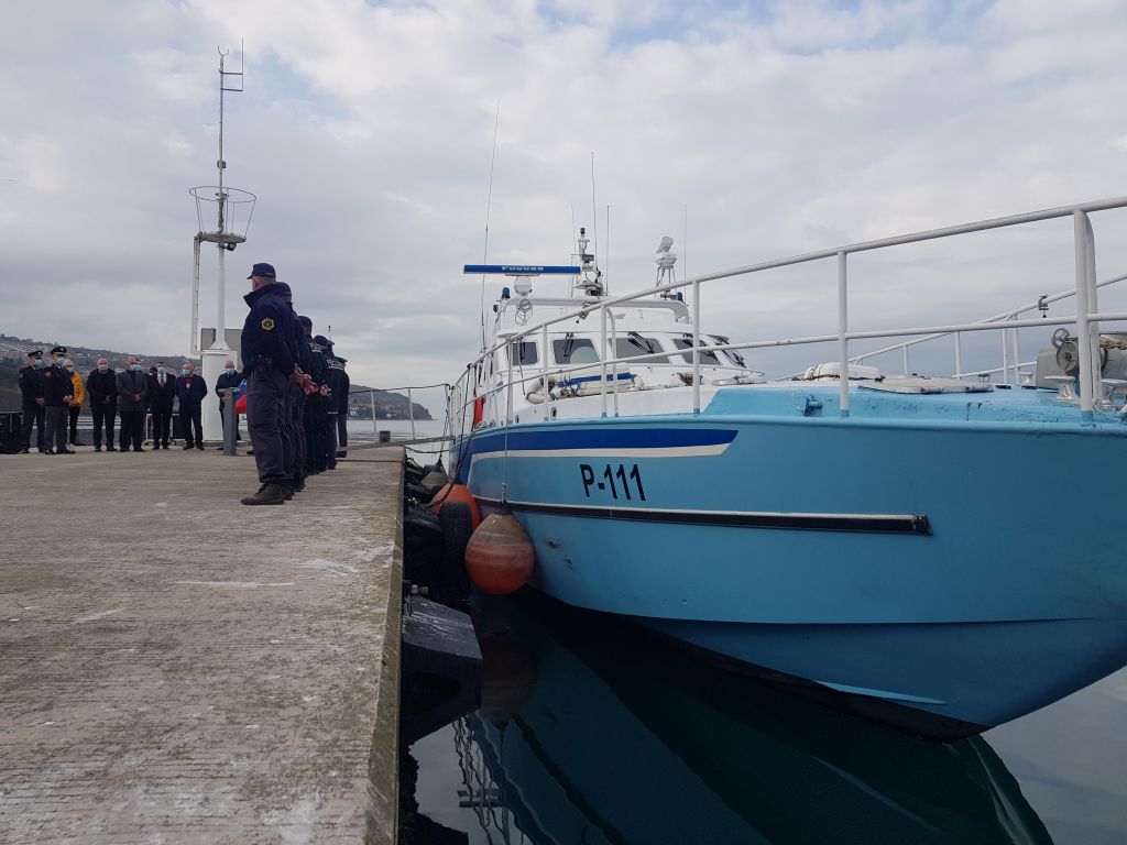 policijski čoln, slovo