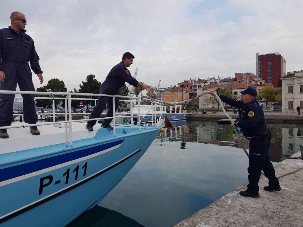 policijski čoln, slovo