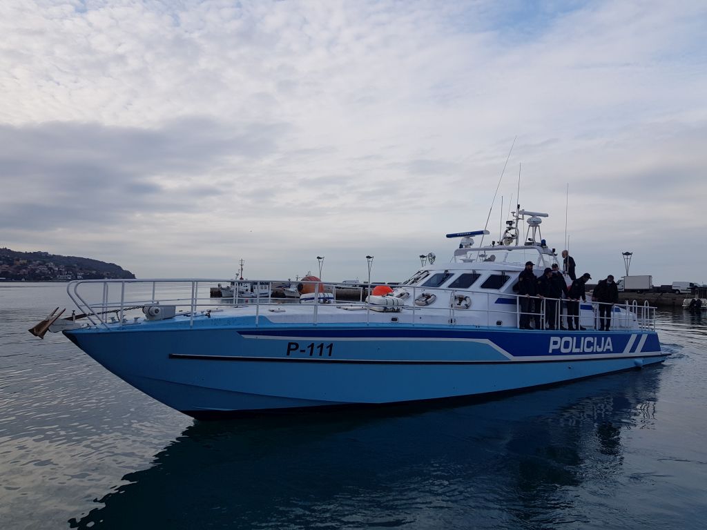 policijski čoln, p-111