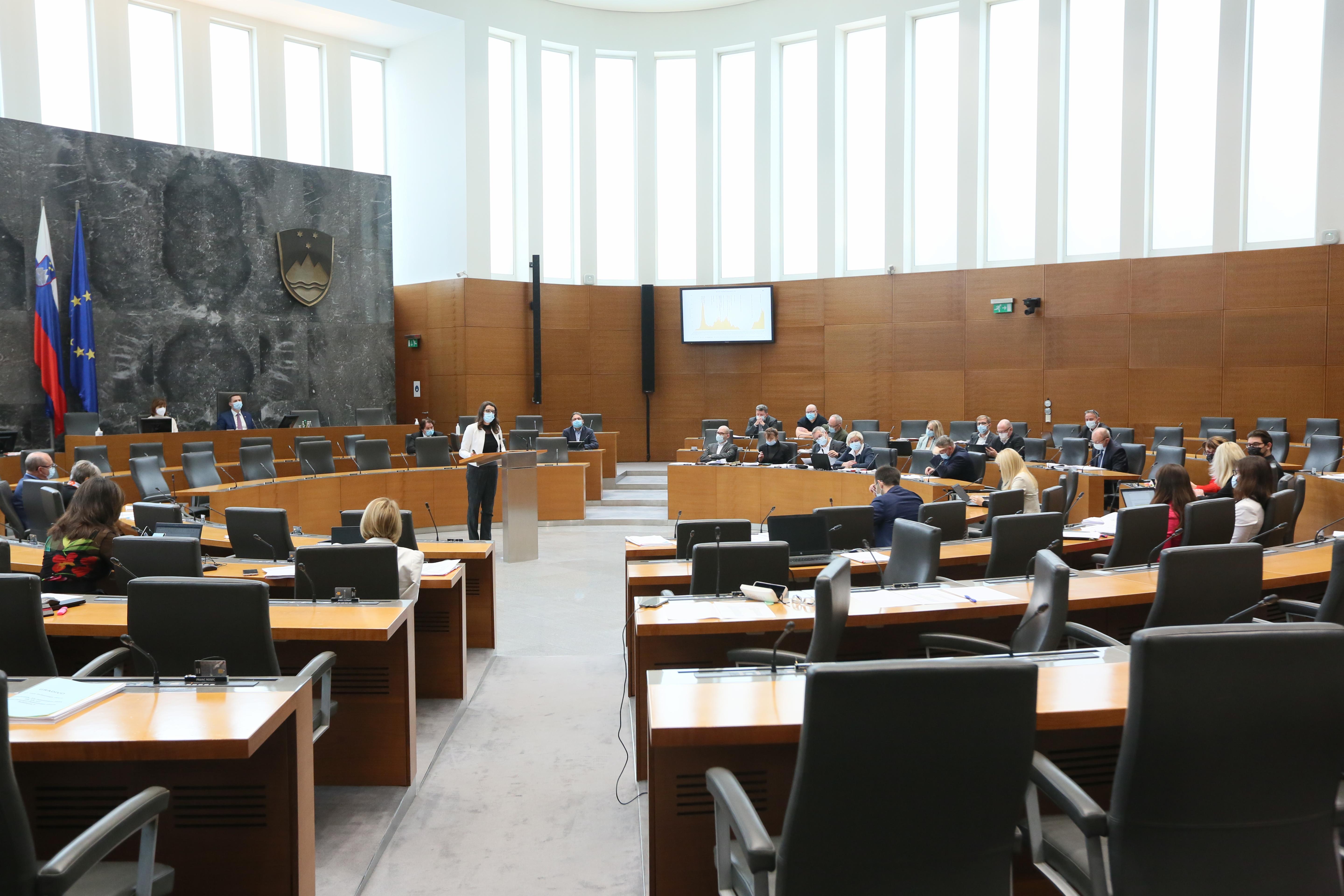 interpelacija ministrica kustec