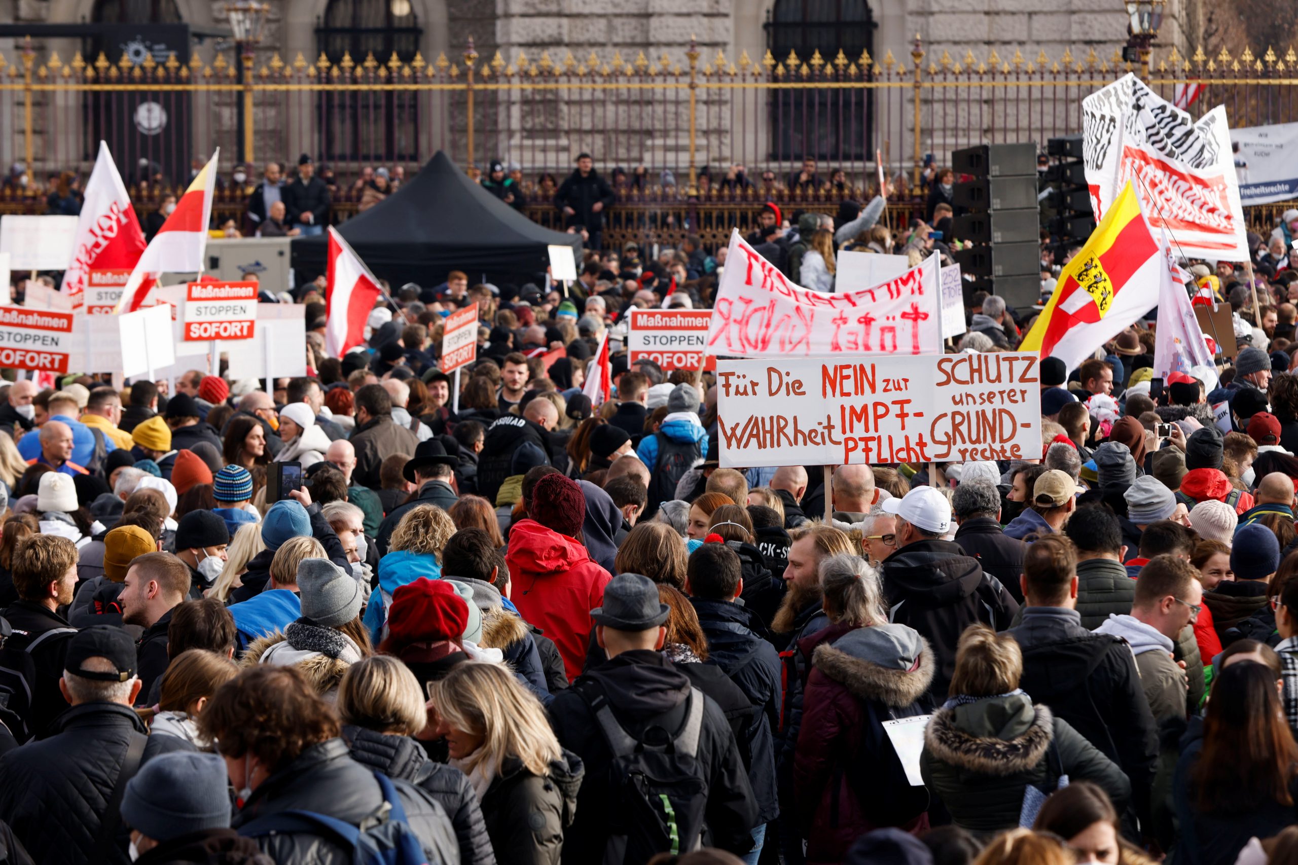 1637424328-2021-11-20T131859Z_1774222988_RC2CYQ9L32TI_RTRMADP_3_HEALTH-CORONAVIRUS-AUSTRIA-PROTEST-scaled.jpg