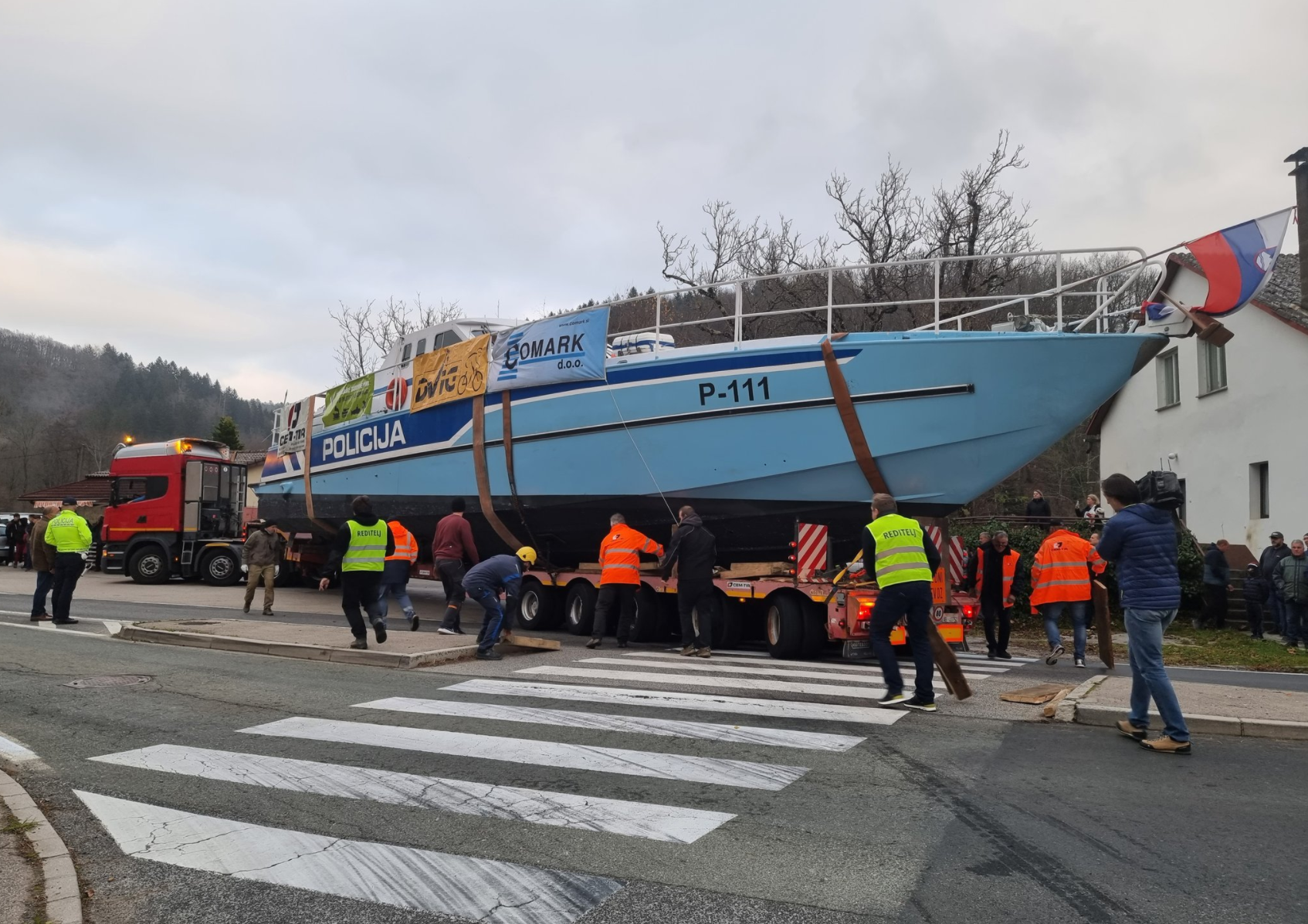 čoln, policijski čoln, P111