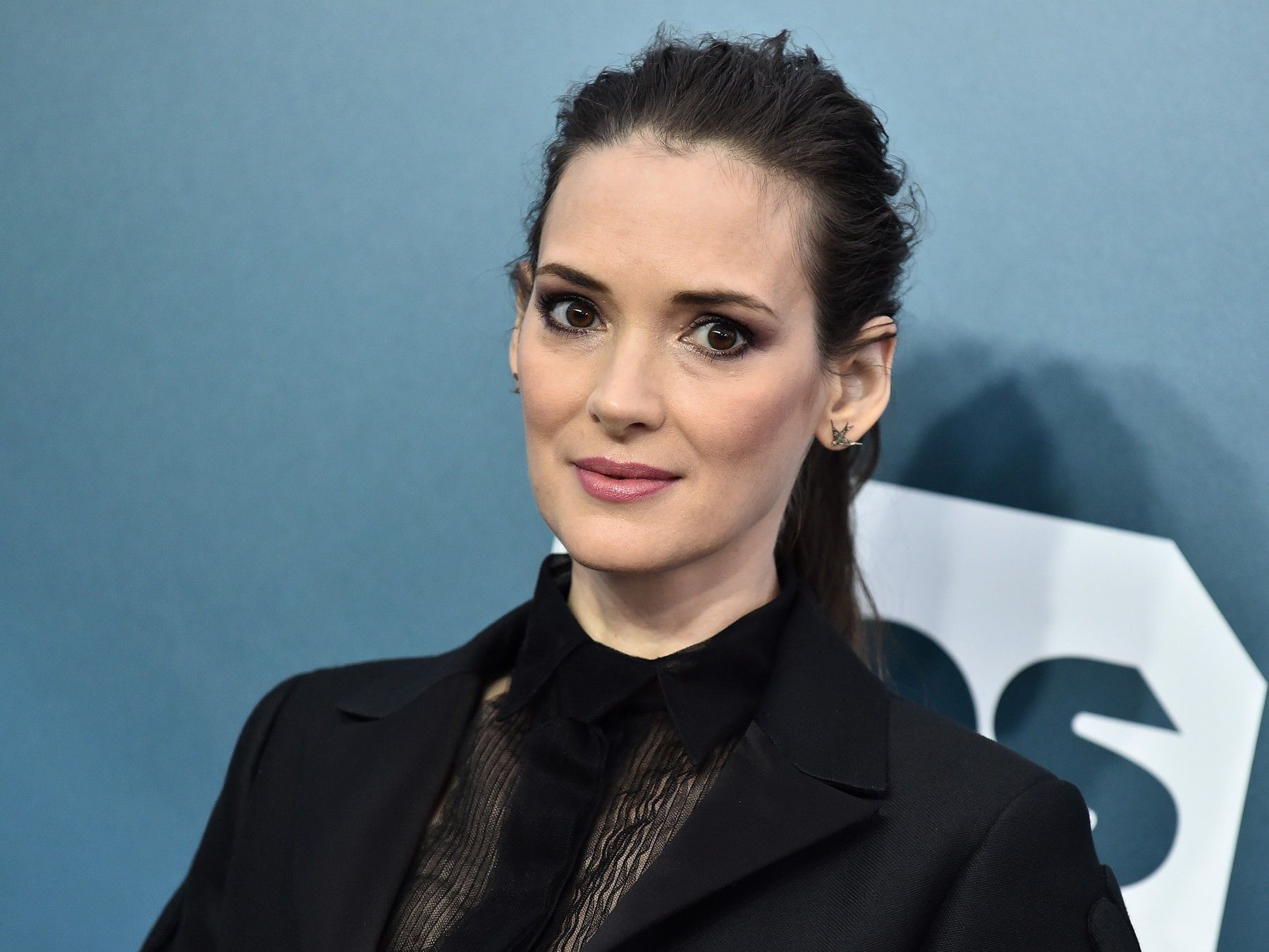 1637574948-Winona-Ryder.jpg