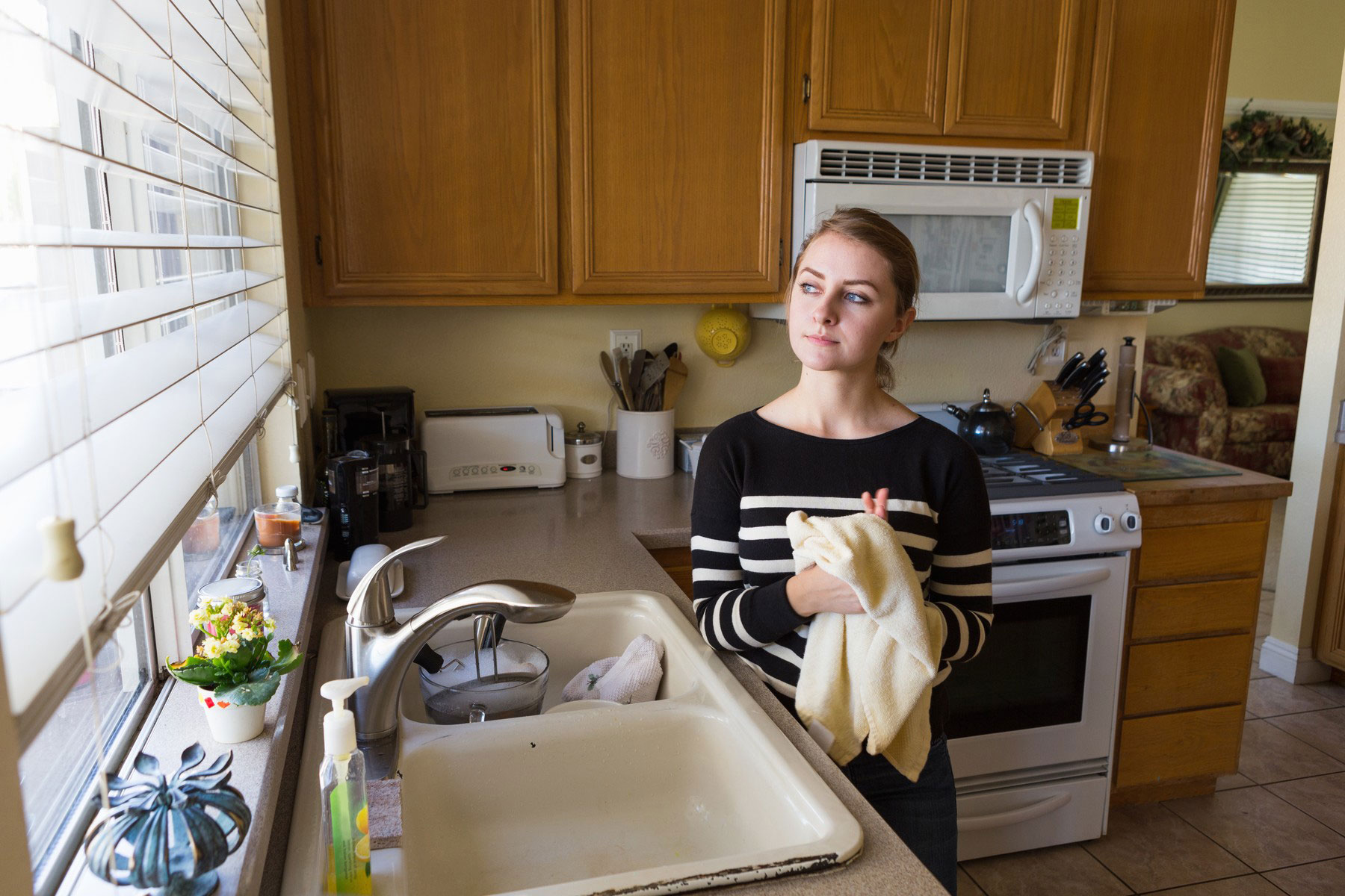 zenska, kuhinja, posoda, nered, sanjarjenje