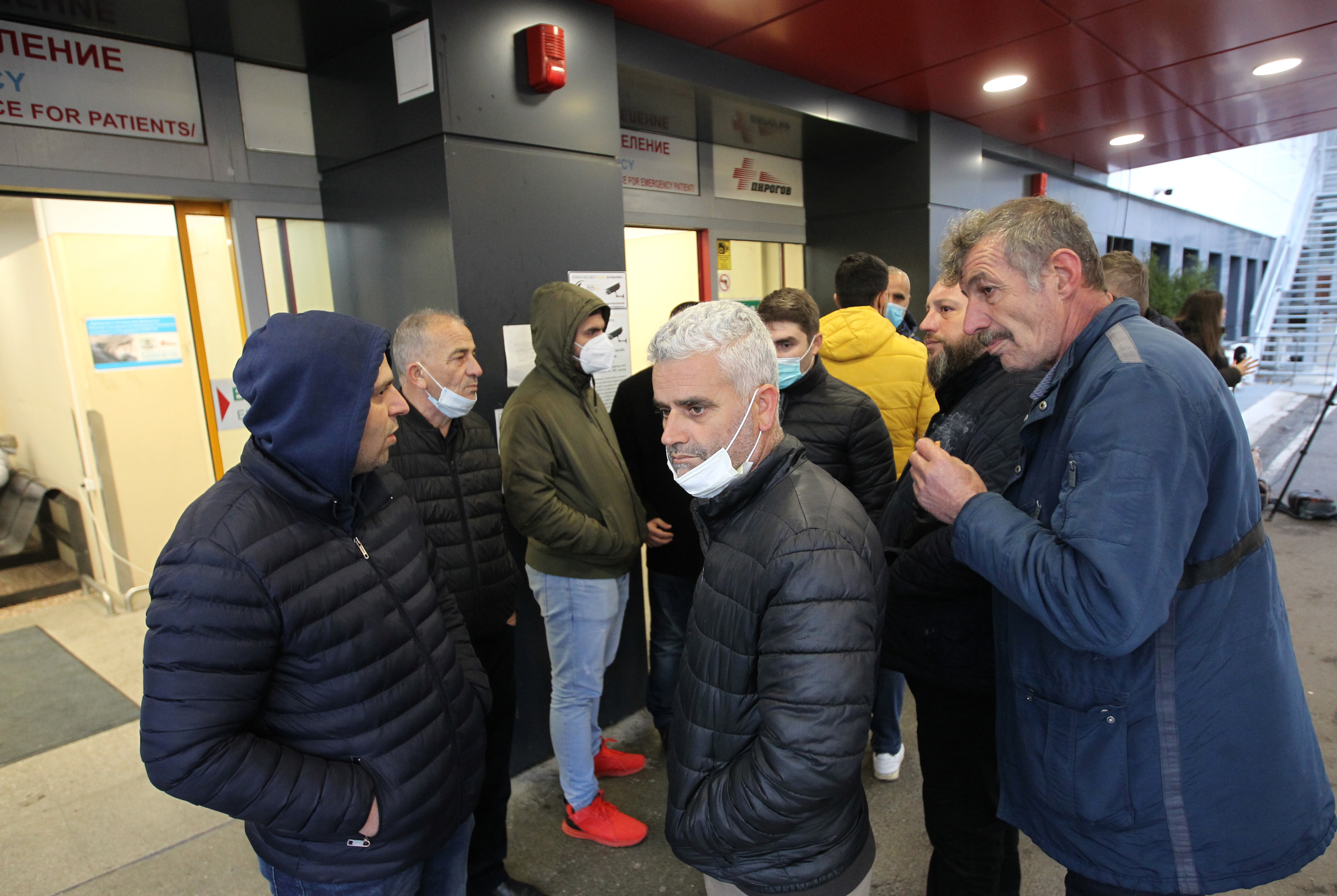Svojci žrtev in preživelih pred bolnišnico Pirogov (Vir: REUTERS/Dimitar Kyosemarliev)