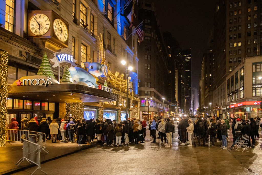 Vrsta Američanov na črni petek čaka na vstop v trgovino (Foto: Jeenah Moon/REUTERS)