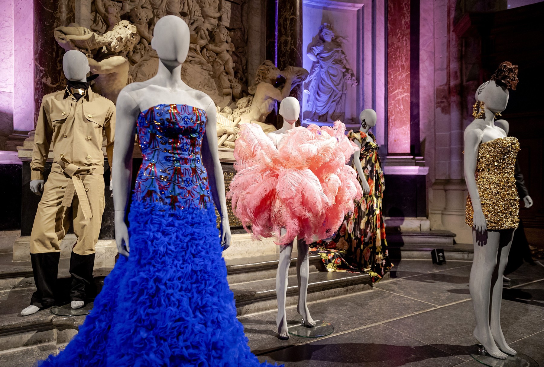 V, razstava oblačil