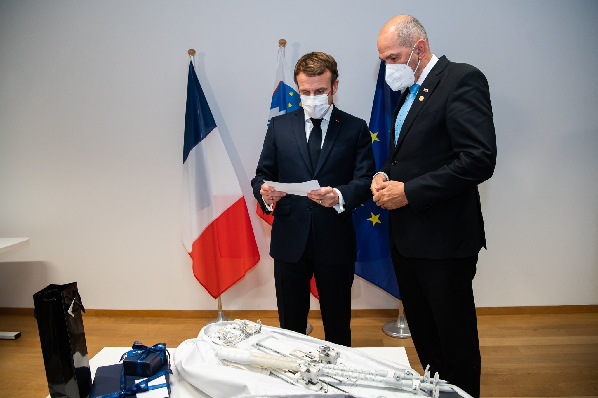 macron, janša, predsedovanje, predaja, elan